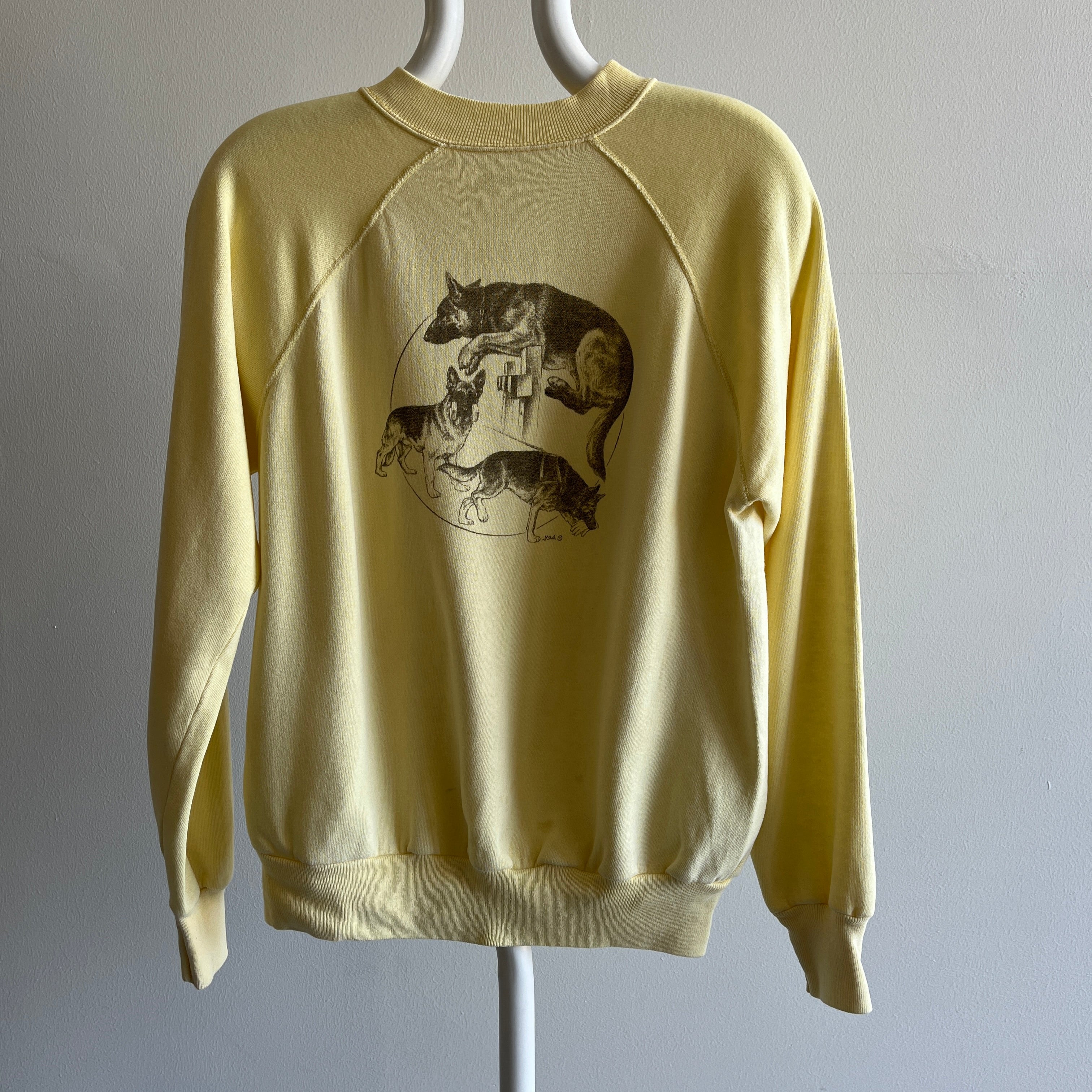 Sweat graphique jaune pâle de berger allemand des années 1980