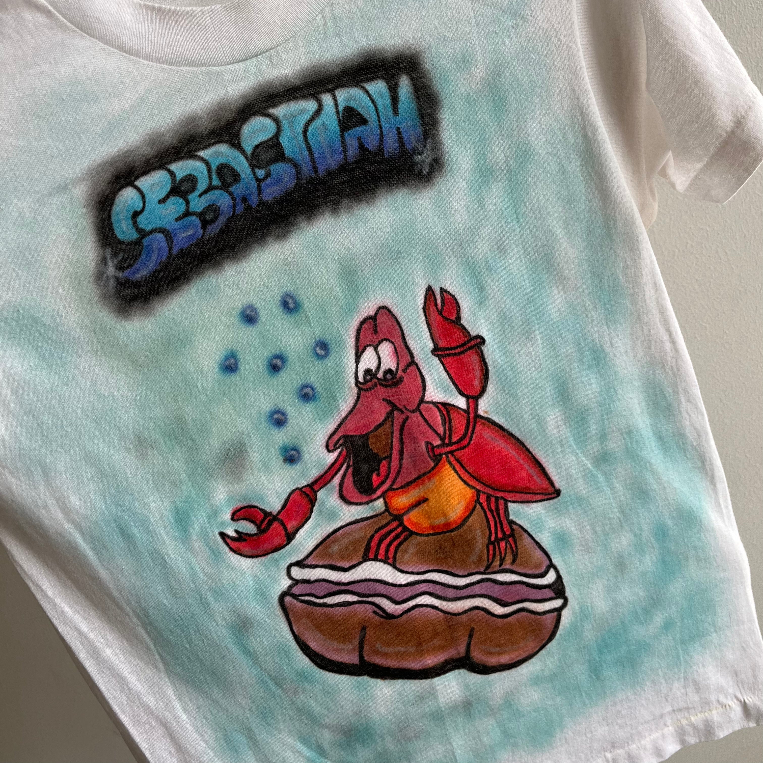 1989 Little Mermaid Sebastian Airbrush T-shirt sur un écran étoiles