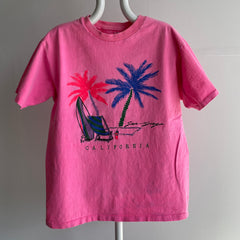 T-shirt touristique en coton San Diego California des années 1980 rose vif