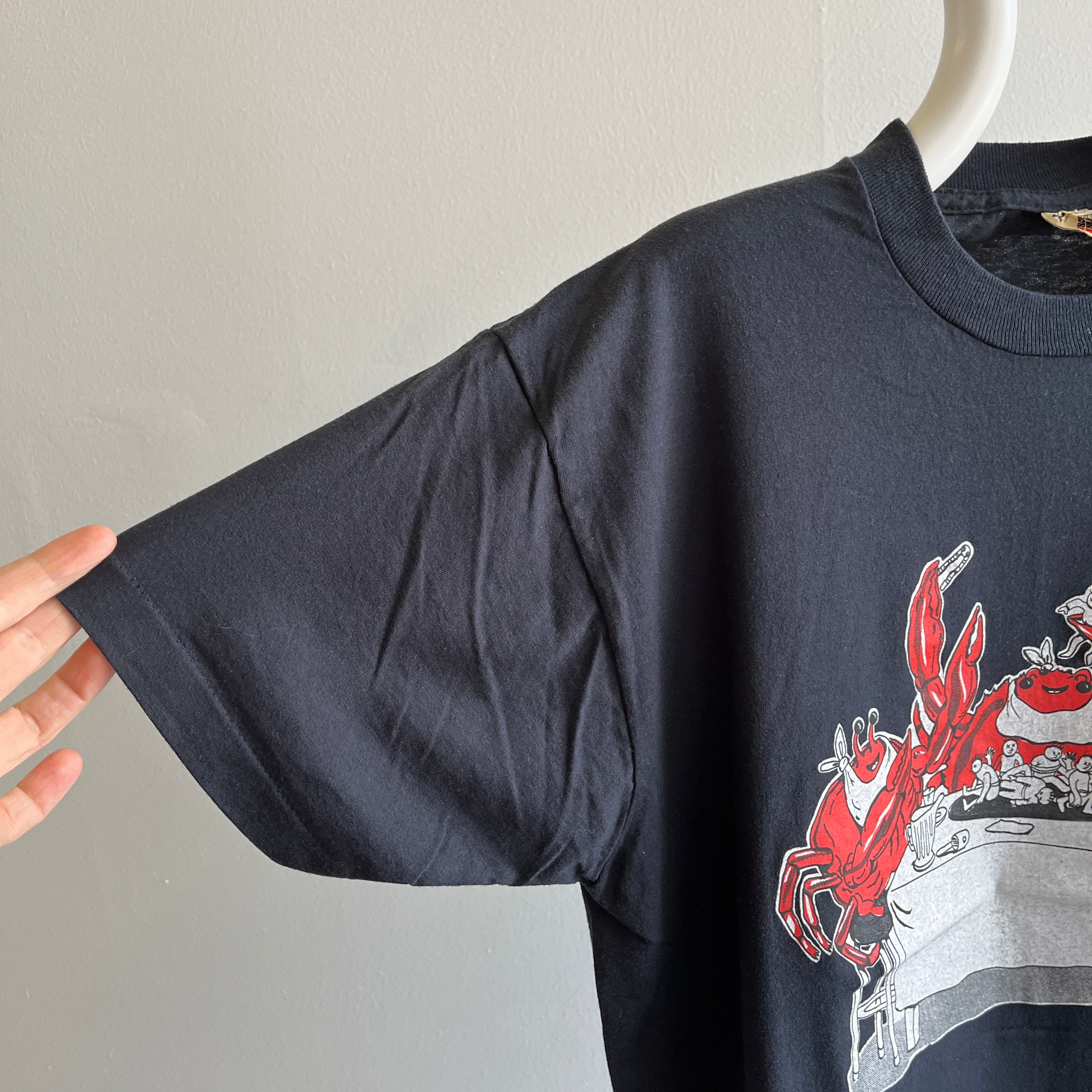 T-shirt très étrange de homards mangeant des humains des années 1980 - à peine porté
