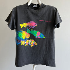 T-shirt 1980s Cayman Islands Faded Neon Fish par Signal Brand