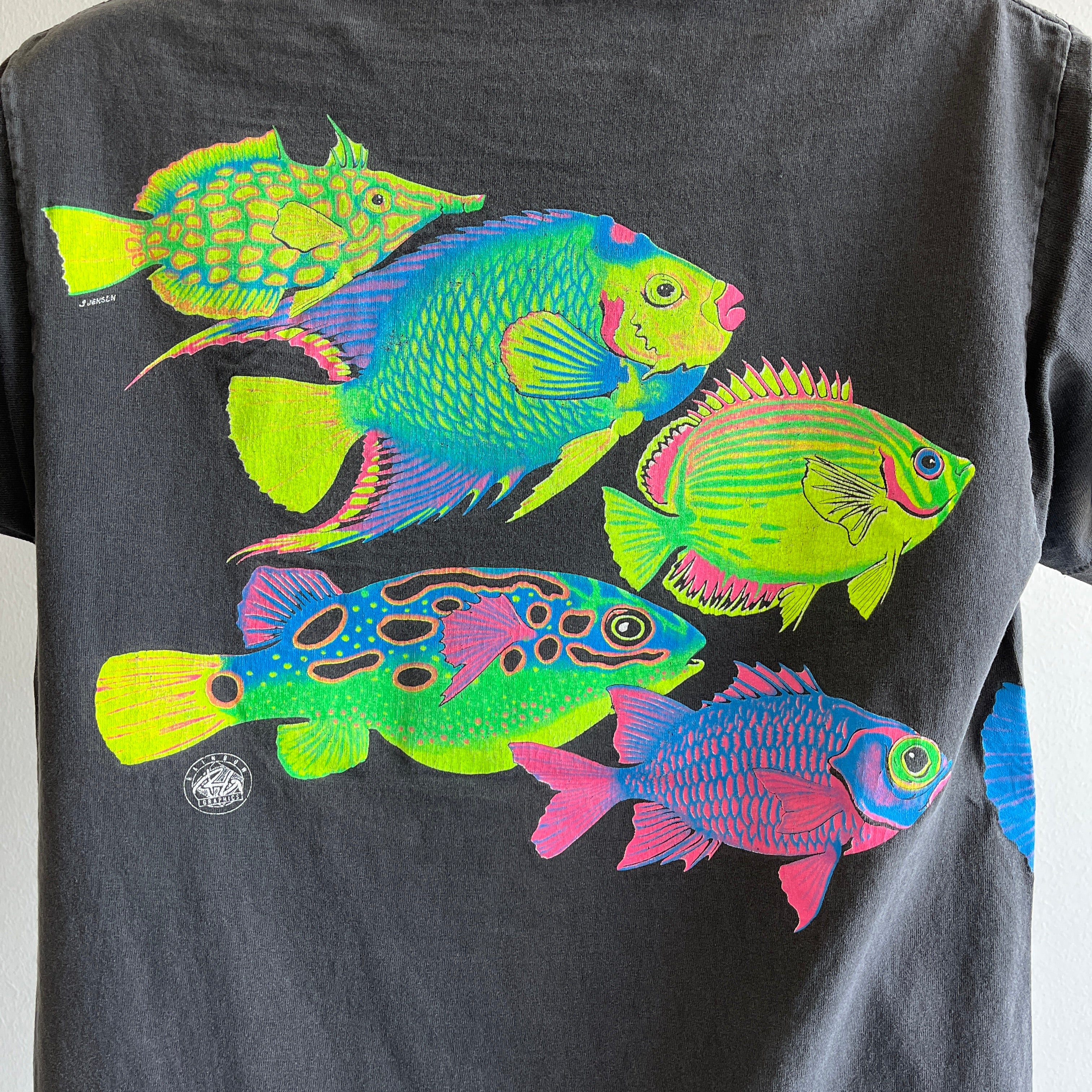 T-shirt 1980s Cayman Islands Faded Neon Fish par Signal Brand