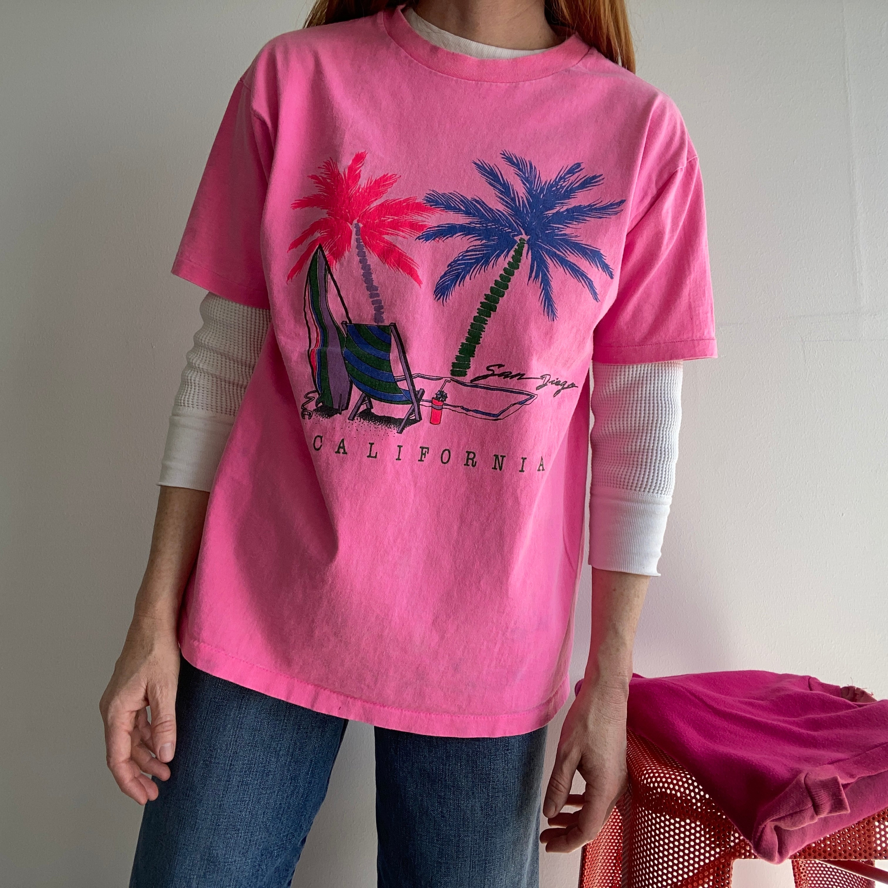 T-shirt touristique en coton San Diego California des années 1980 rose vif