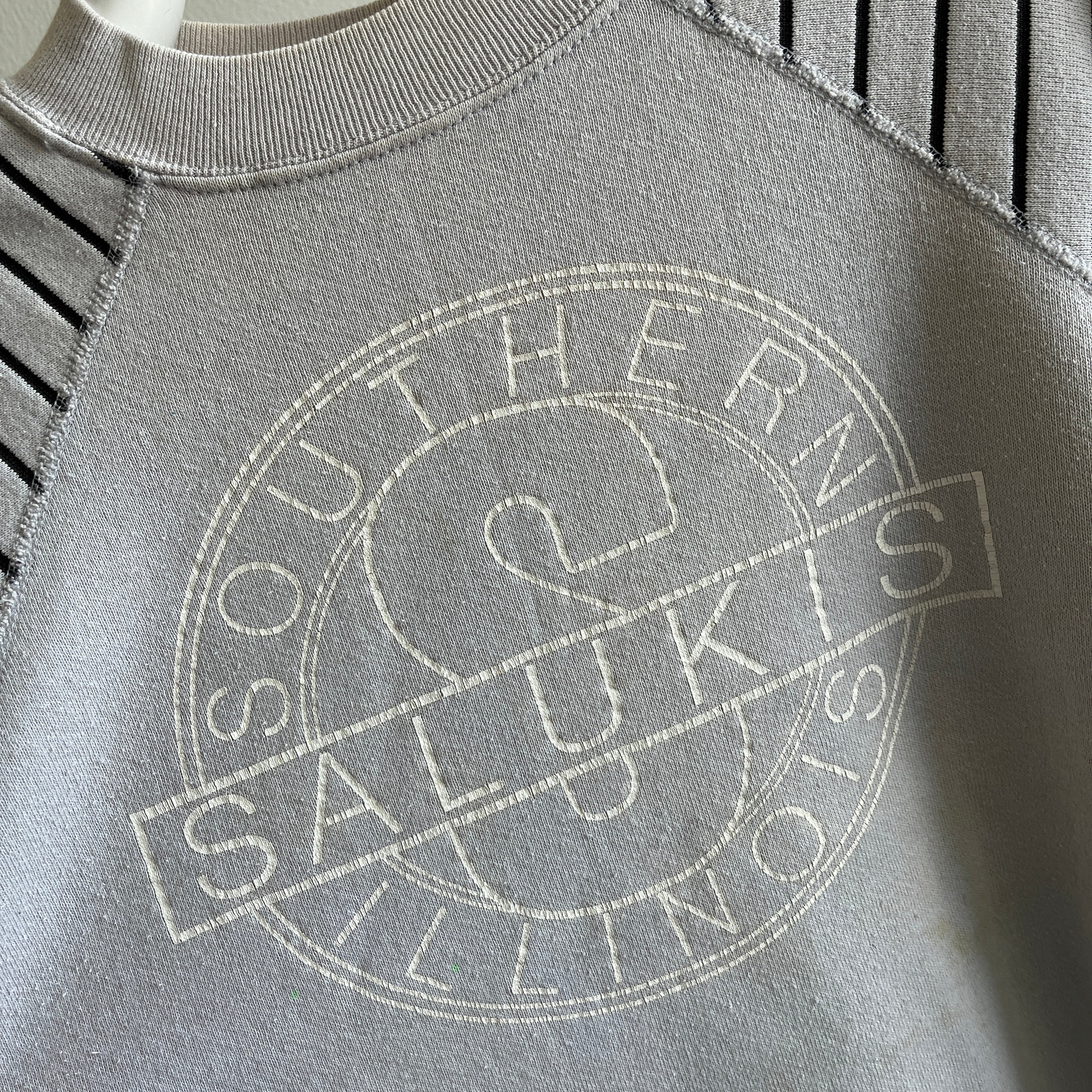 1980s Southern Illinois Salukis Cut Sleeve/Cropped + Stained Sweatshirt par Jansport