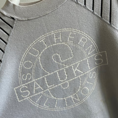 1980s Southern Illinois Salukis Cut Sleeve/Cropped + Stained Sweatshirt par Jansport