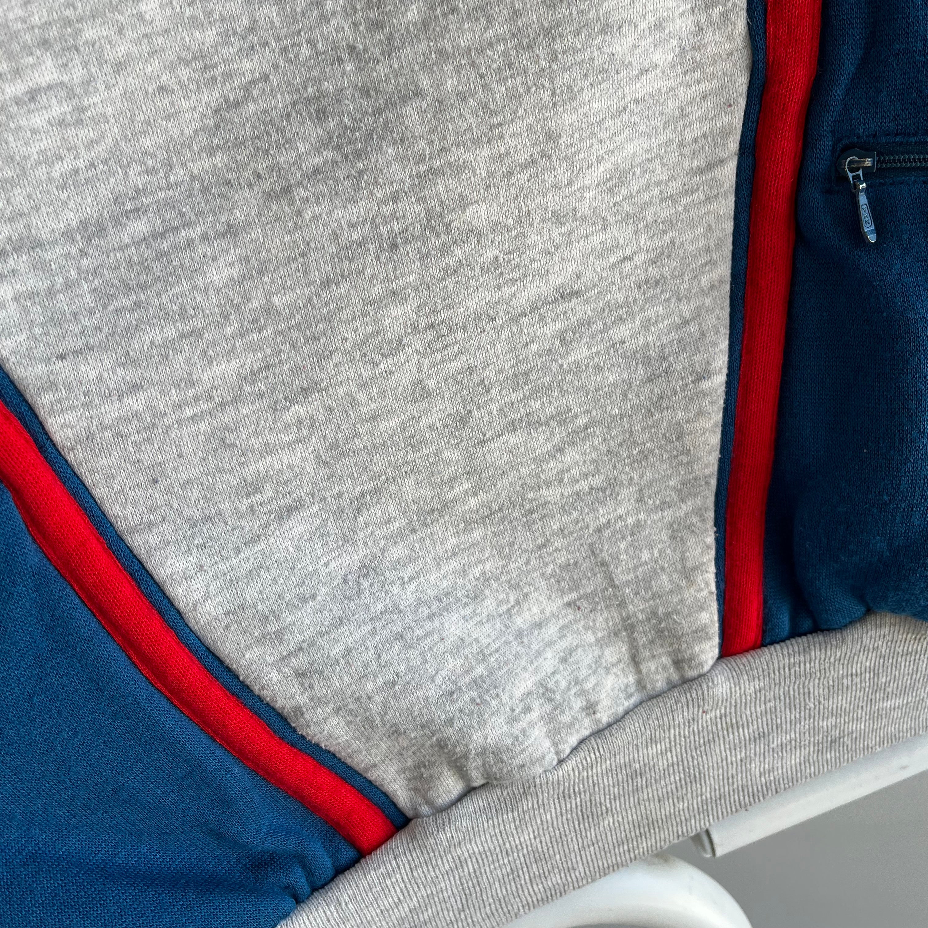 Sweat-shirt color block rouge, gris et bleu des années 1980 avec poches zippées