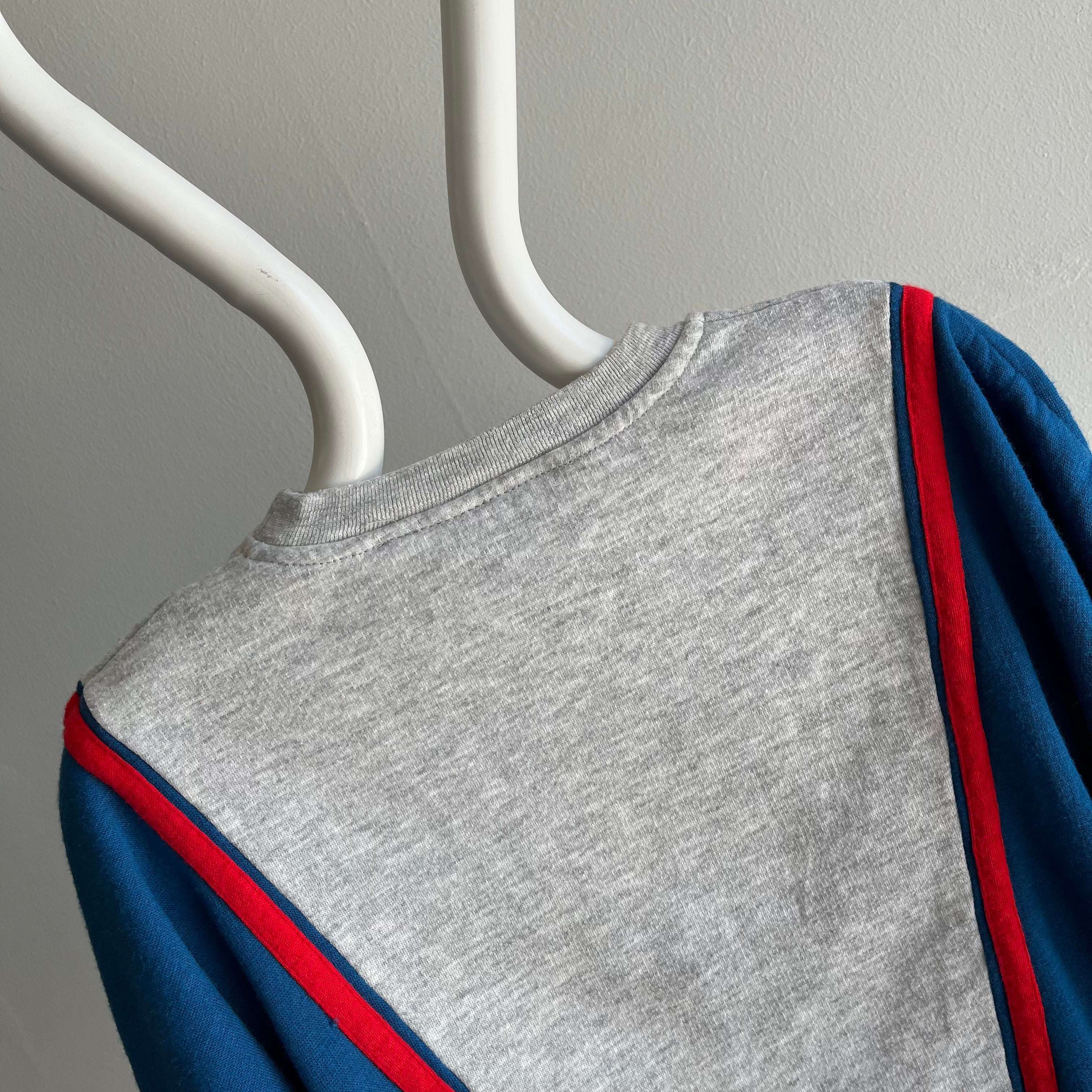 Sweat-shirt color block rouge, gris et bleu des années 1980 avec poches zippées