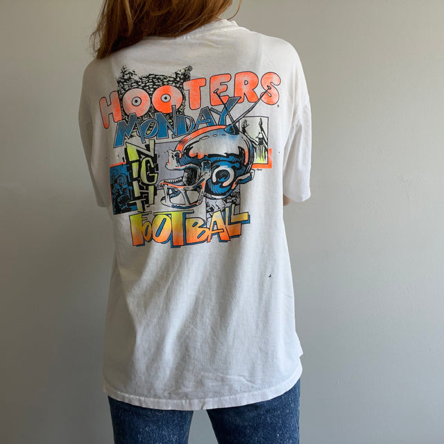 T-shirt en lambeaux et usé de football du lundi soir de Hooter des années 1990