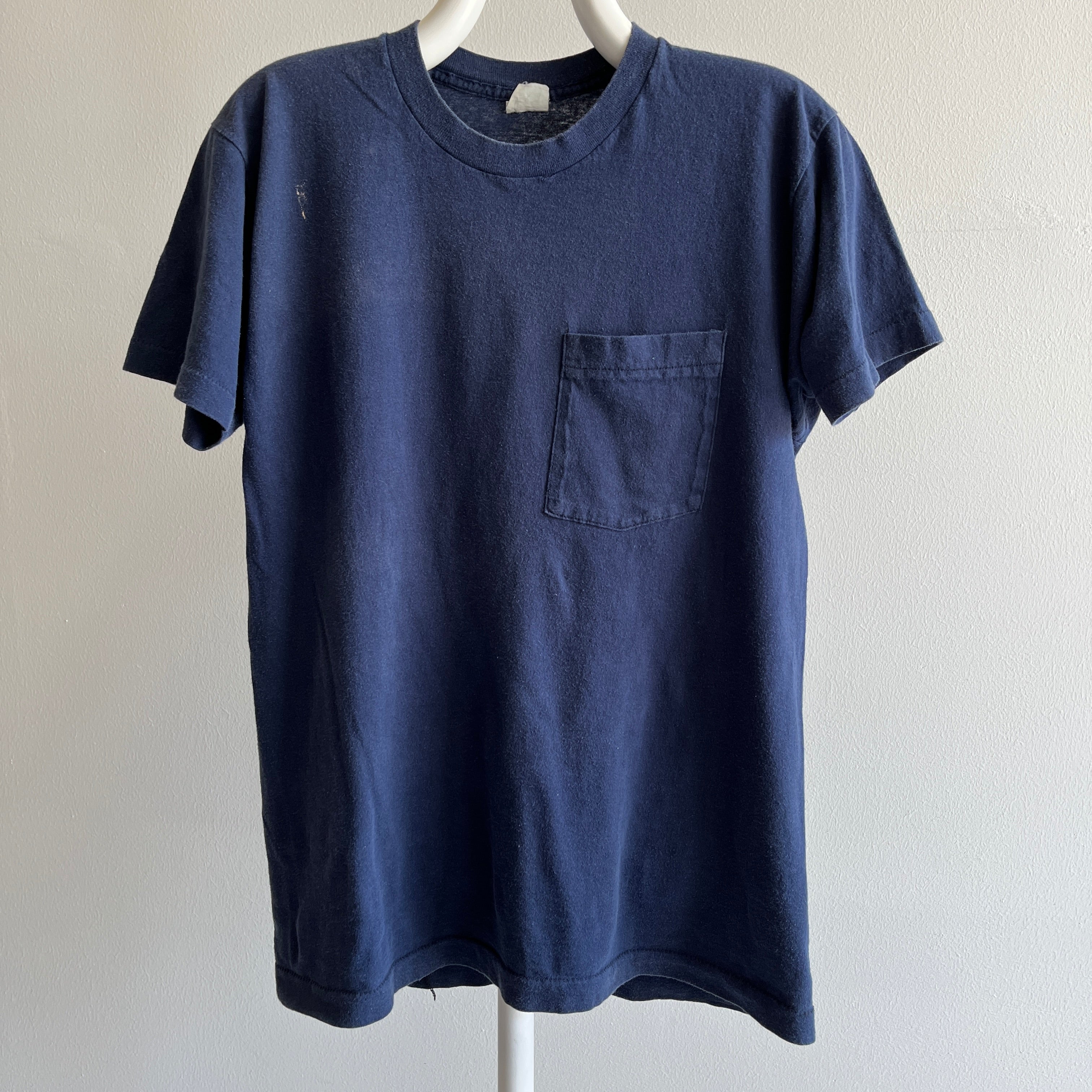T-shirt de poche bleu marine vierge des années 1980 par FOTL