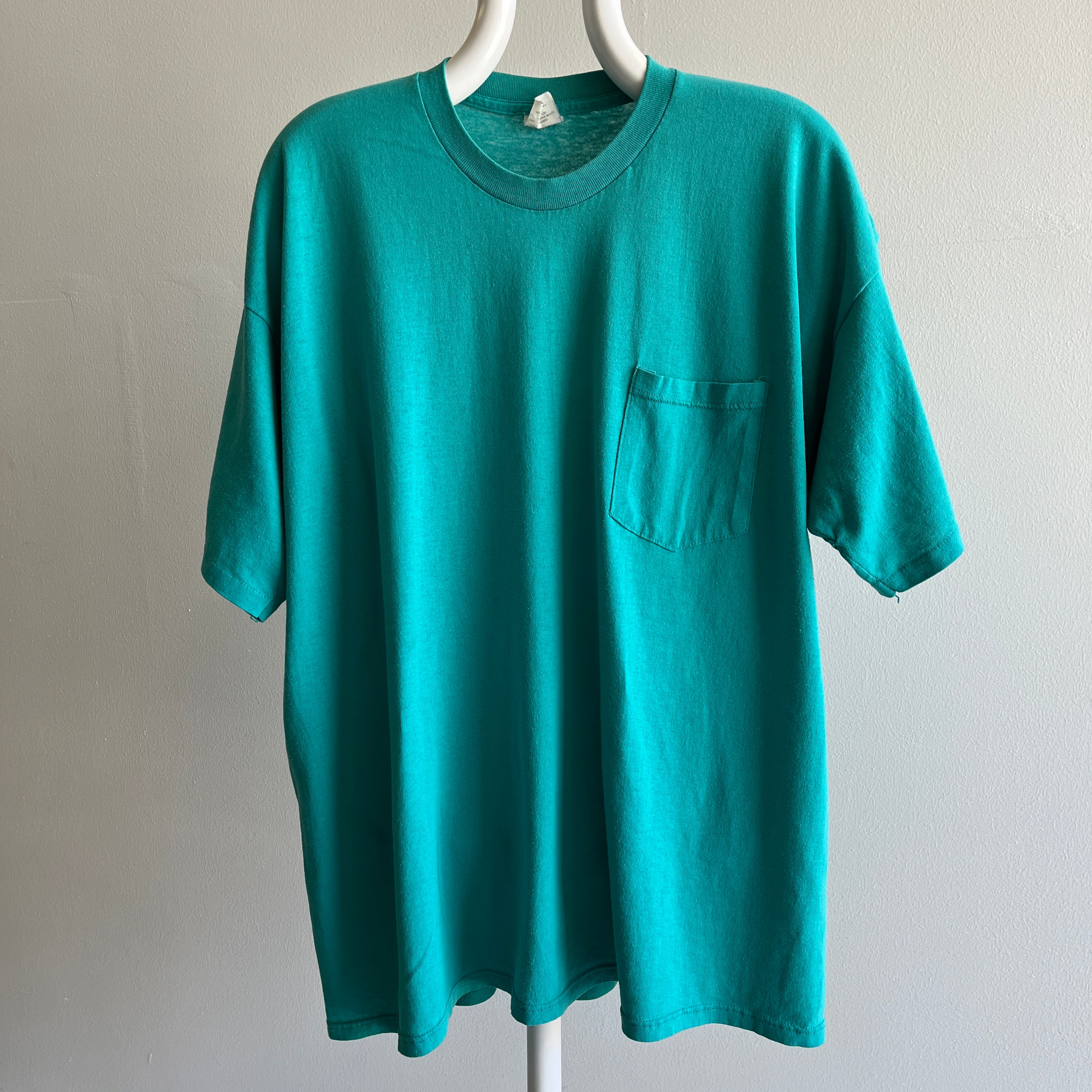 T-shirt de poche bleu sarcelle surdimensionné des années 1980 (la marque !)
