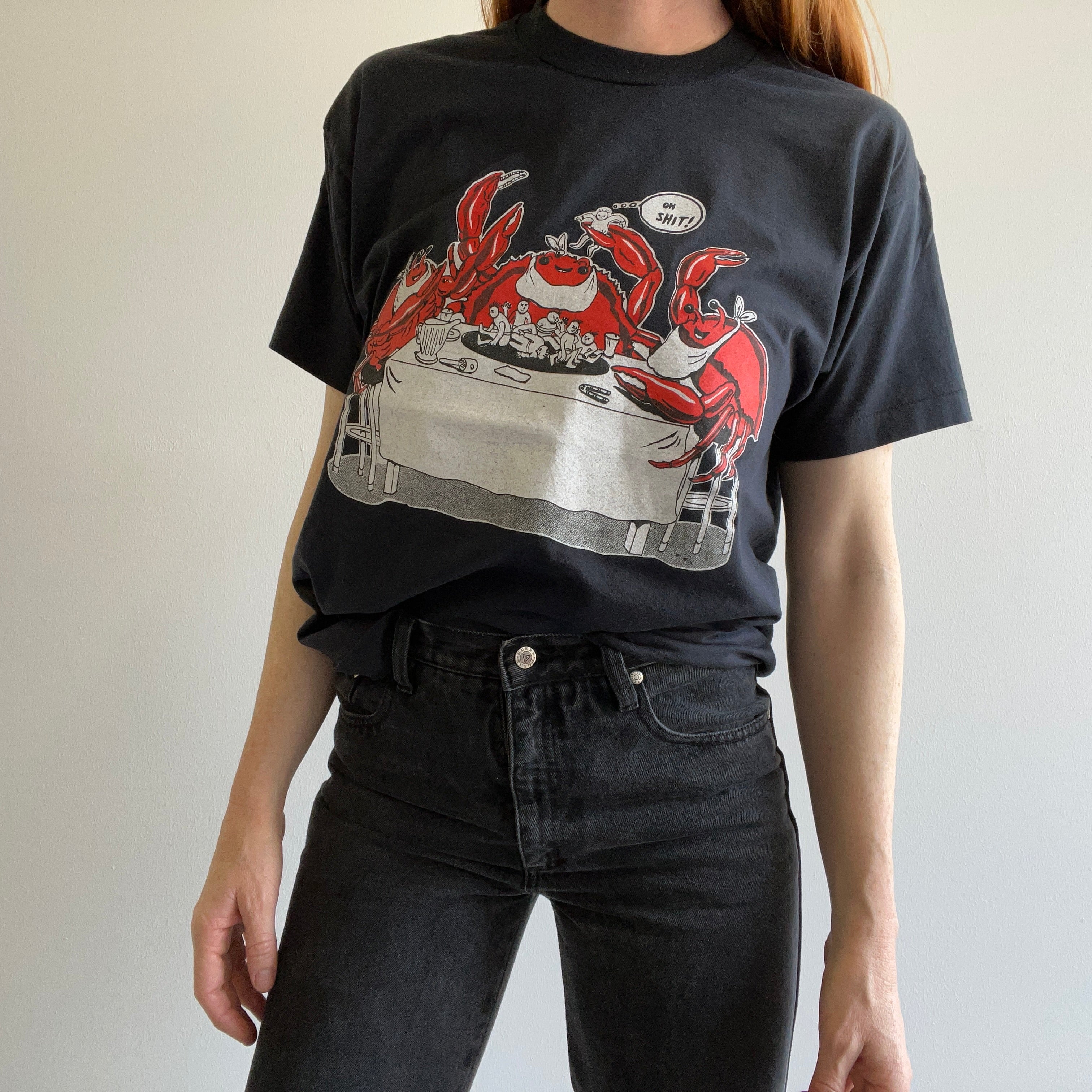 T-shirt très étrange de homards mangeant des humains des années 1980 - à peine porté