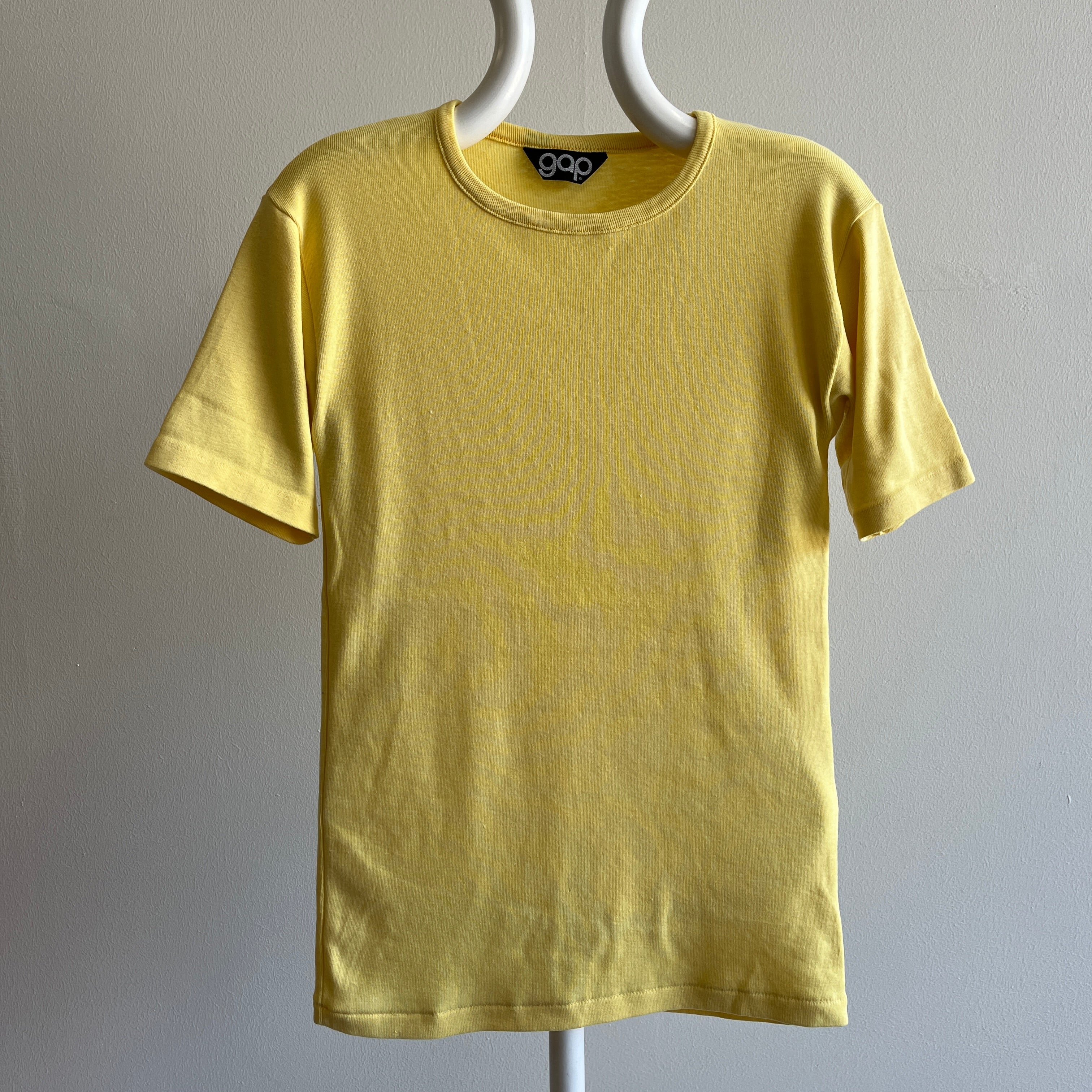 GG 1970s GAP USA Made Soft Yellow Knit Ring T-Shirt - Coupe plus longue