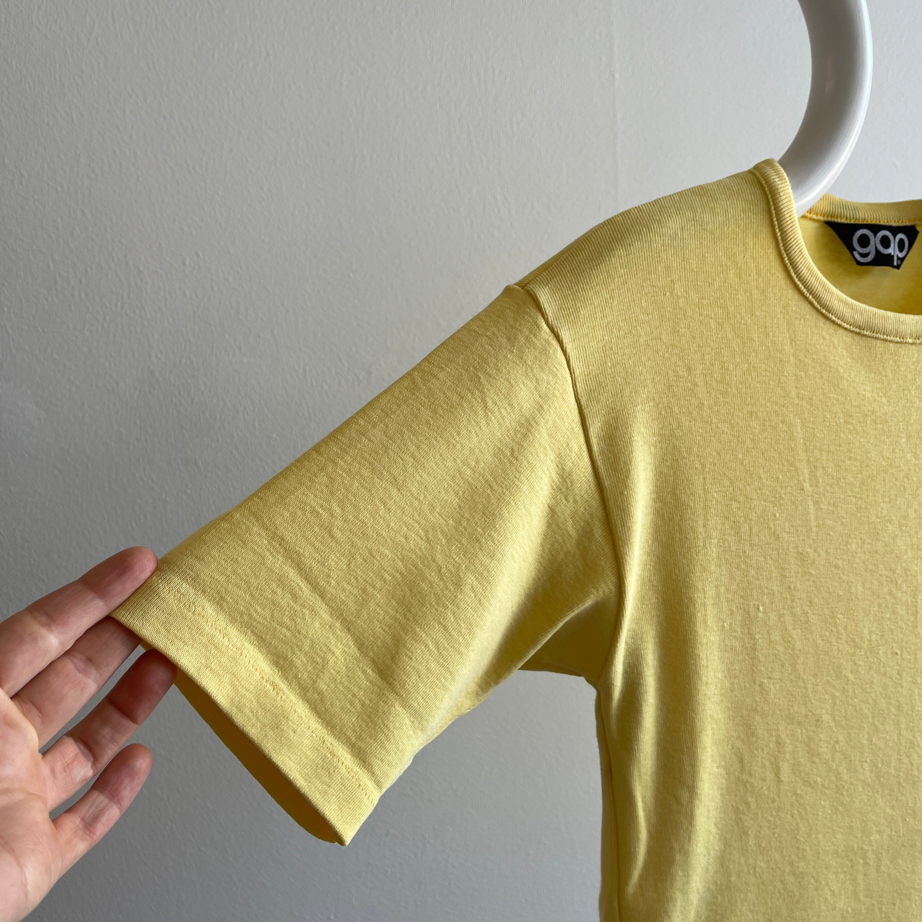 GG 1970s GAP USA Made Soft Yellow Knit Ring T-Shirt - Coupe plus longue