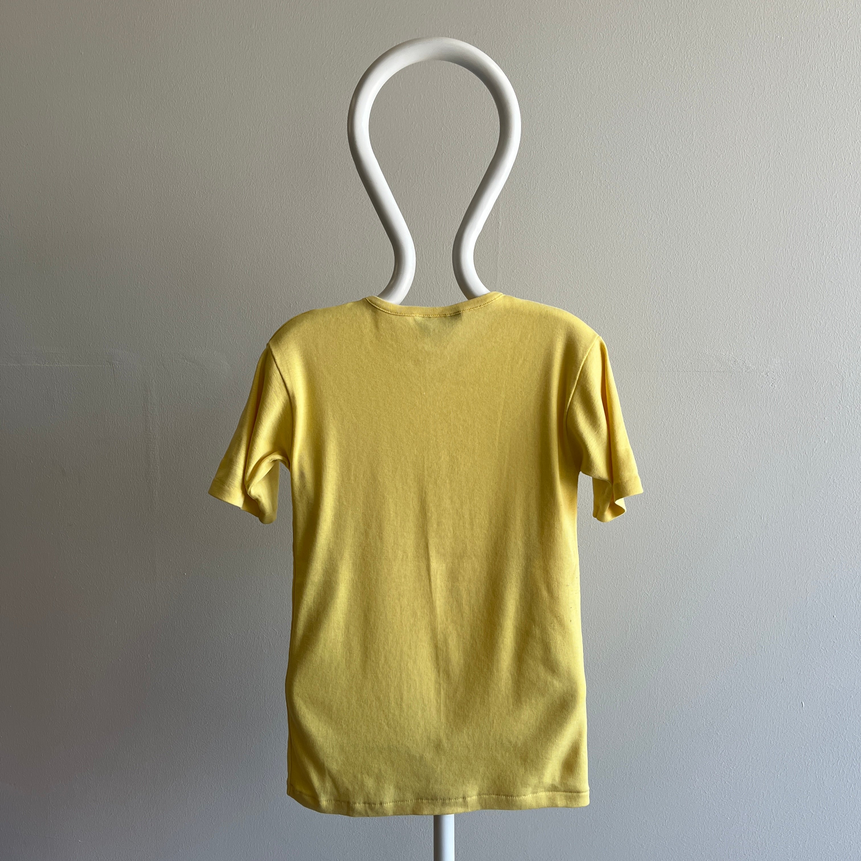 GG 1970s GAP USA Made Soft Yellow Knit Ring T-Shirt - Coupe plus longue