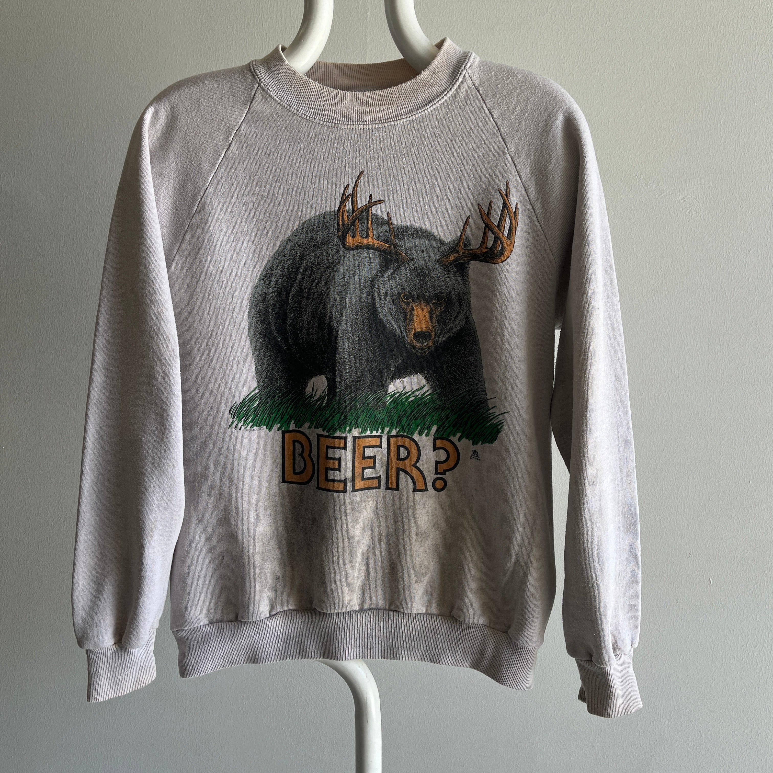 1985 Disgustingly Stained Beer Bear Sweatshirt - Je parle de coloration de niveau supérieur