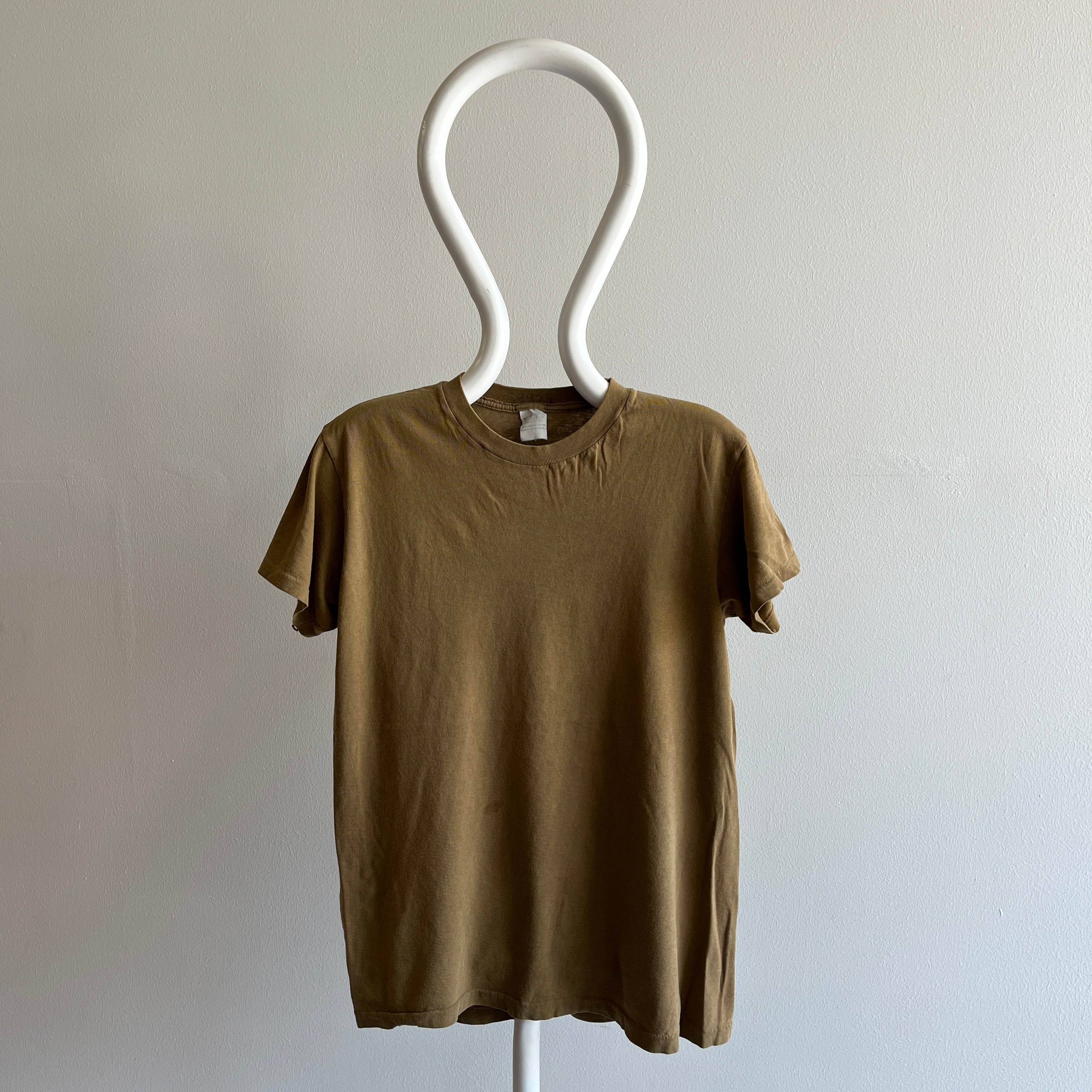 T-shirt à couture unique brun armée vierge des années 1980