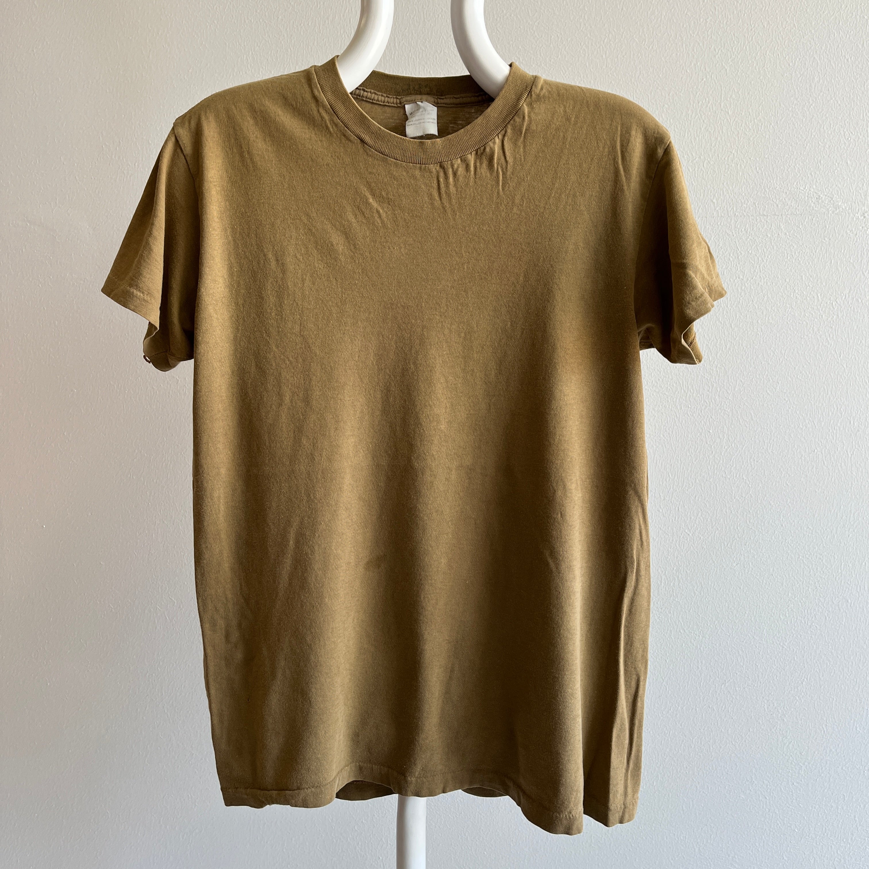 T-shirt à couture unique brun armée vierge des années 1980