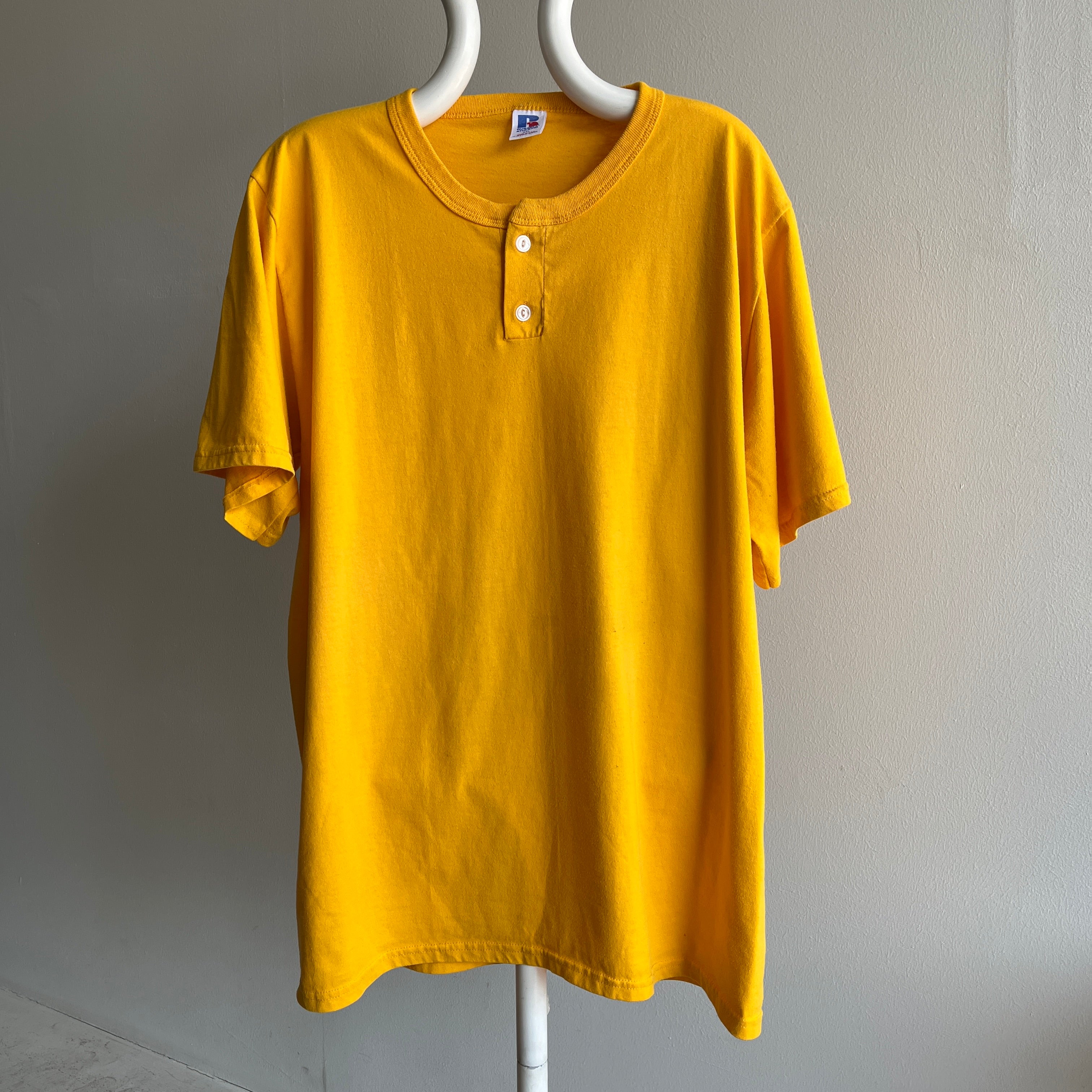 T-shirt Henley blanc Russell des années 1980 jaune soleil