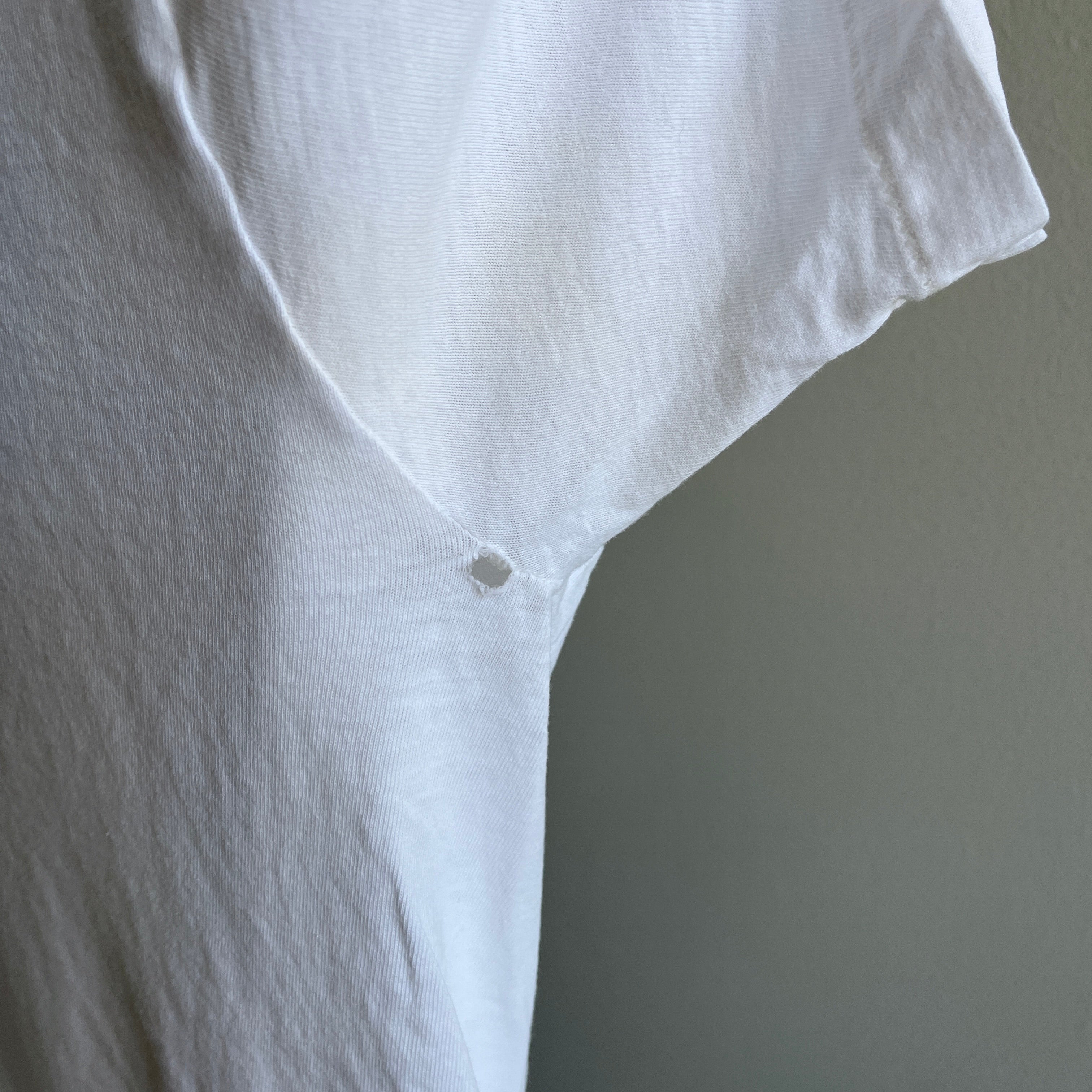T-shirt blanc délavé GG des années 1990 par Jockey