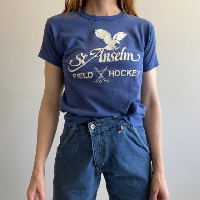 T-shirt à col roulé en coton St. Anselm Field Hockey des années 1970 par Russell