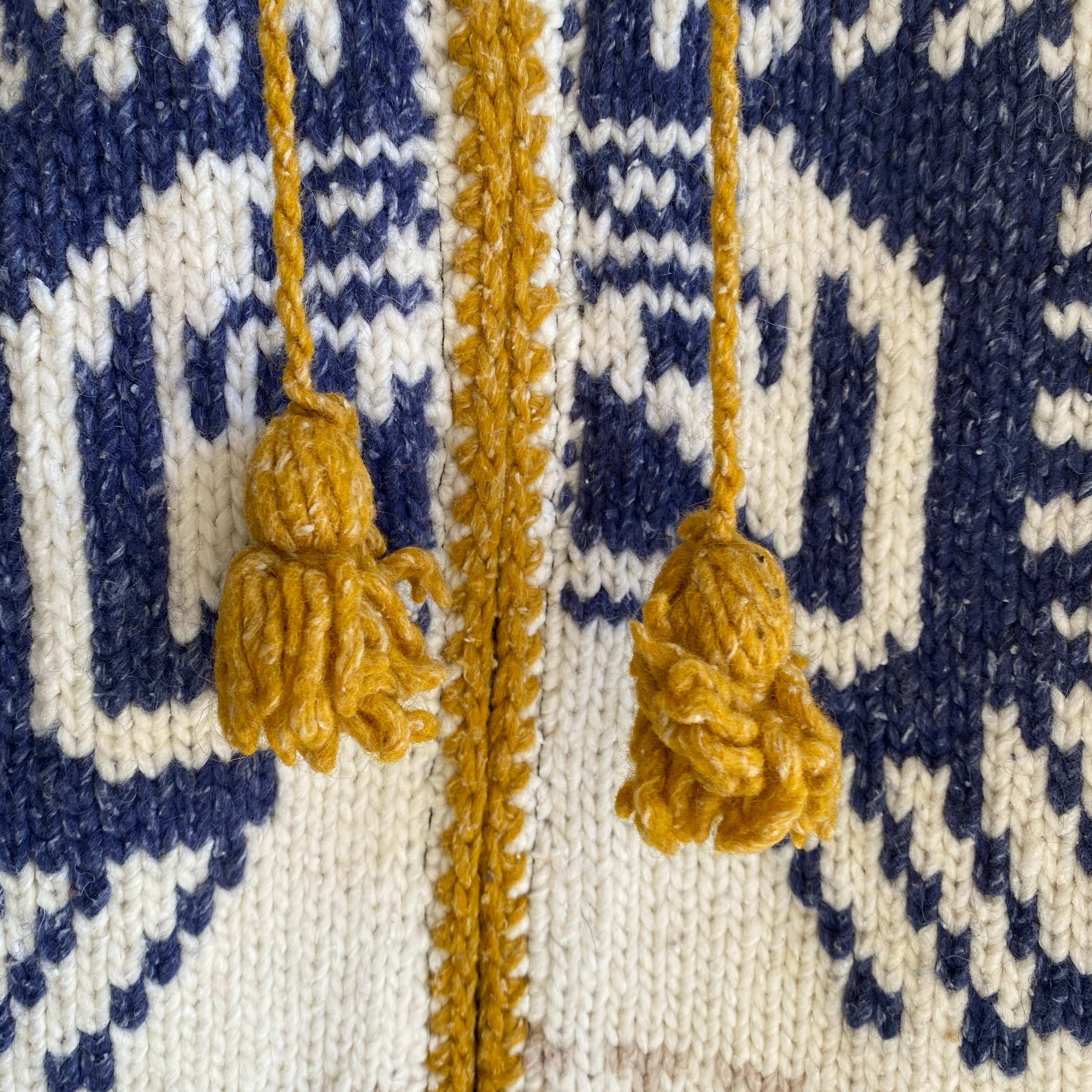 Motif Cowichan traditionnel des années 1970 avec capuche pointue - Home Knit