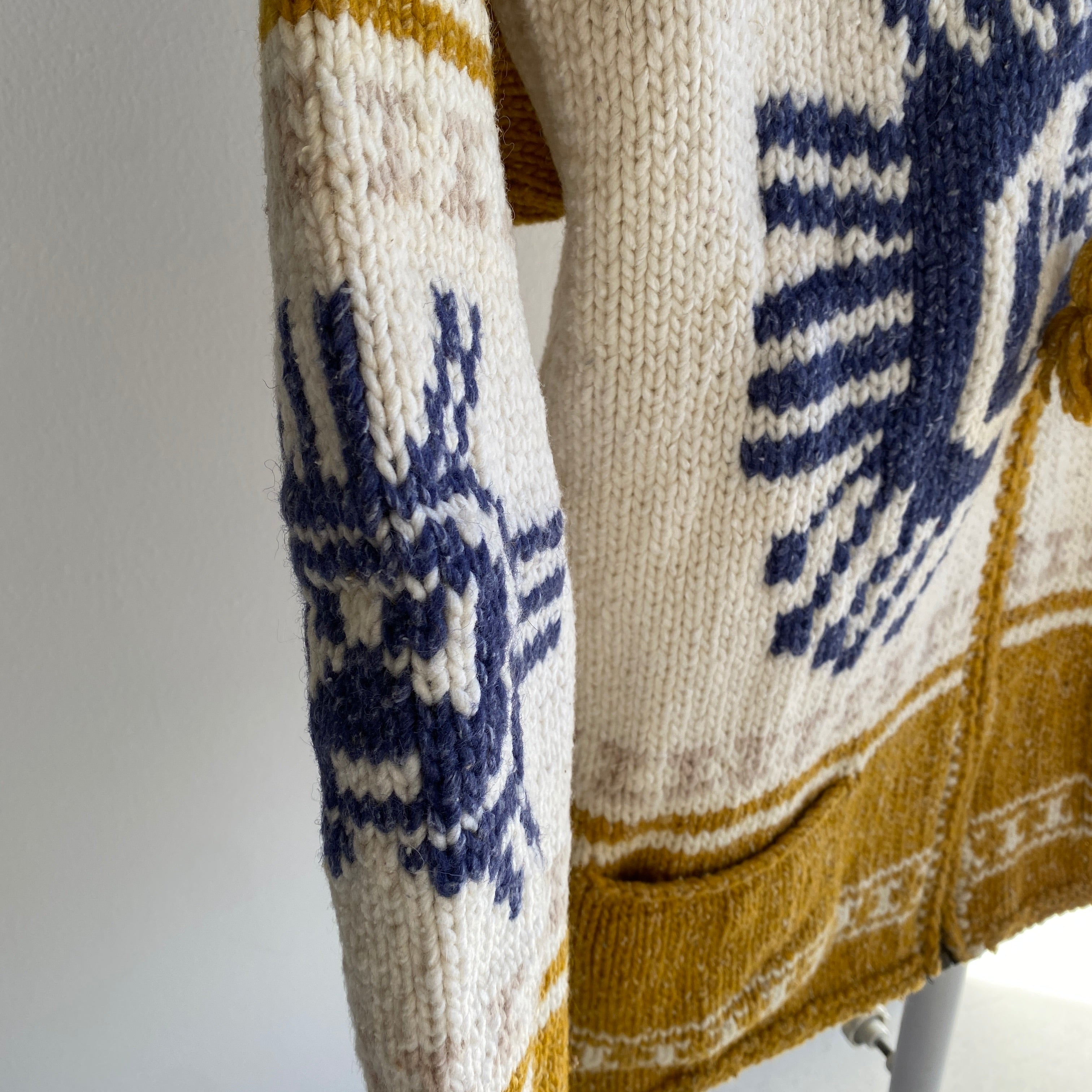 Motif Cowichan traditionnel des années 1970 avec capuche pointue - Home Knit
