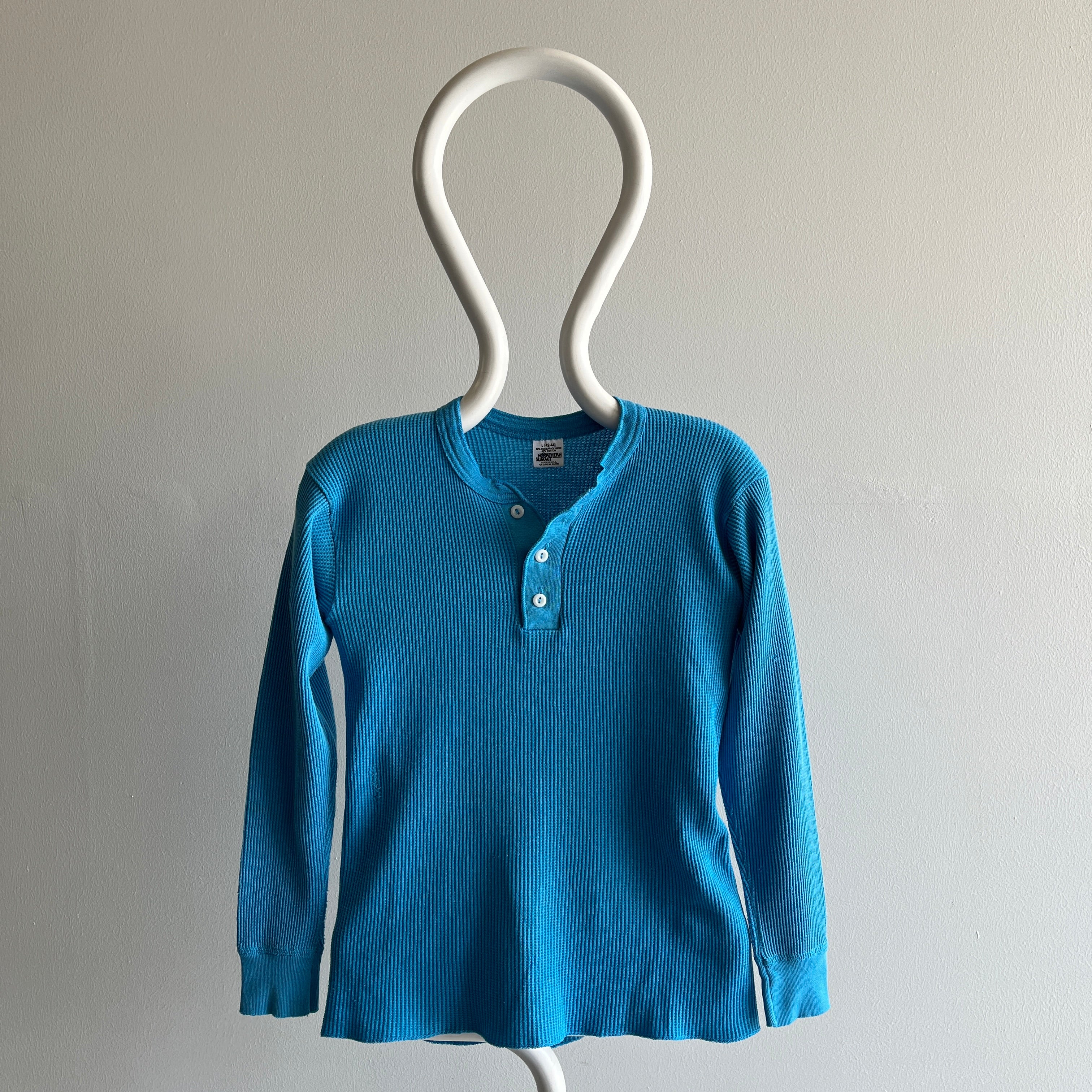 Henley en tricot gaufré thermique bleu sarcelle des années 1980 avec coudes usés