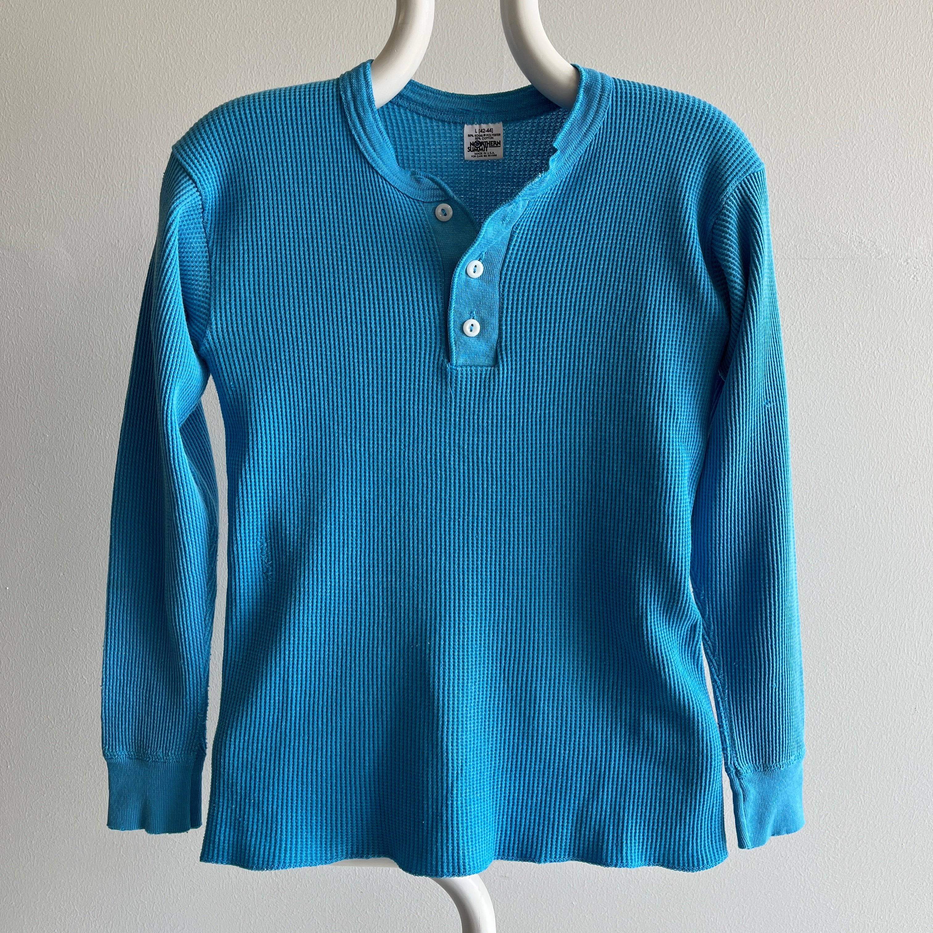 Henley en tricot gaufré thermique bleu sarcelle des années 1980 avec coudes usés