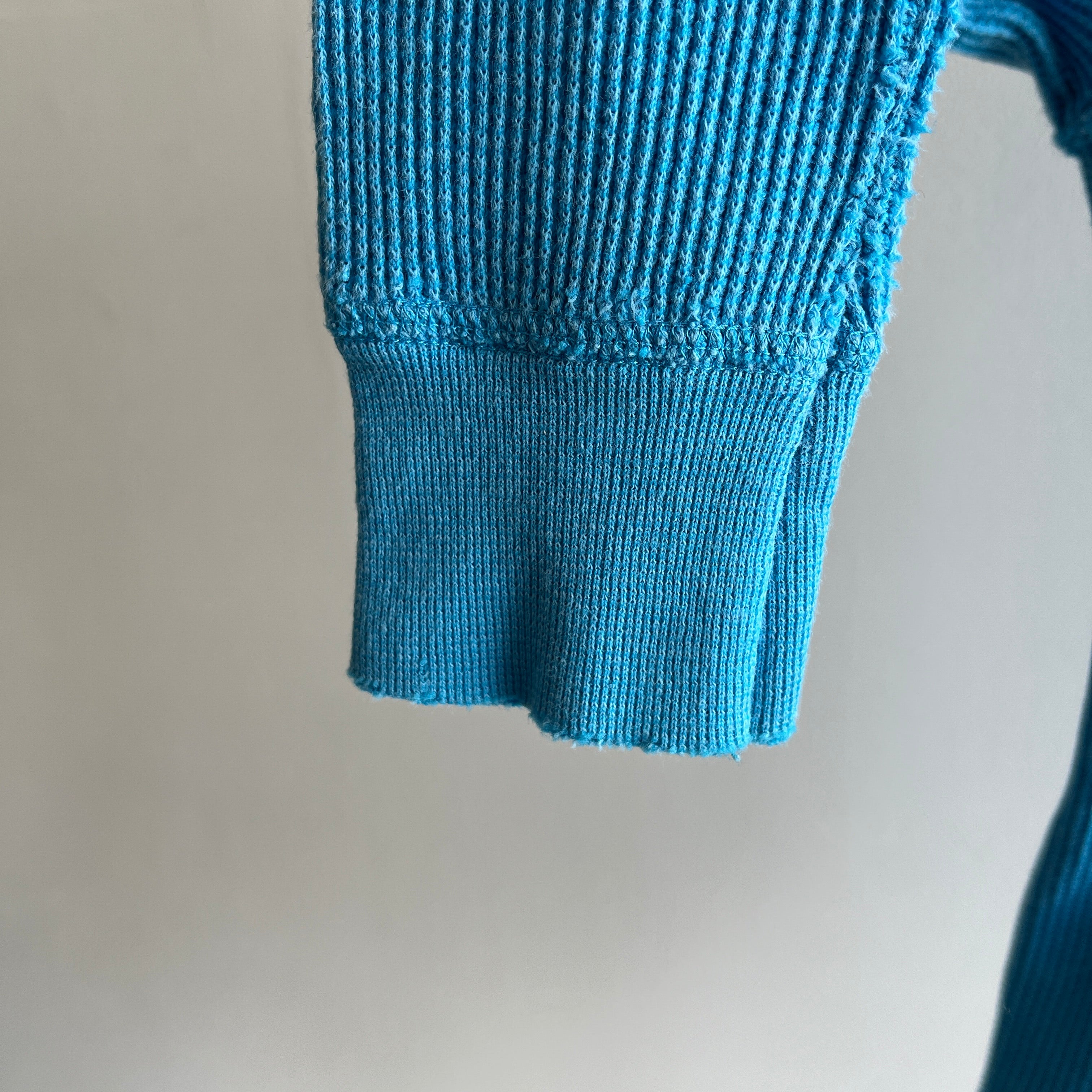 Henley en tricot gaufré thermique bleu sarcelle des années 1980 avec coudes usés