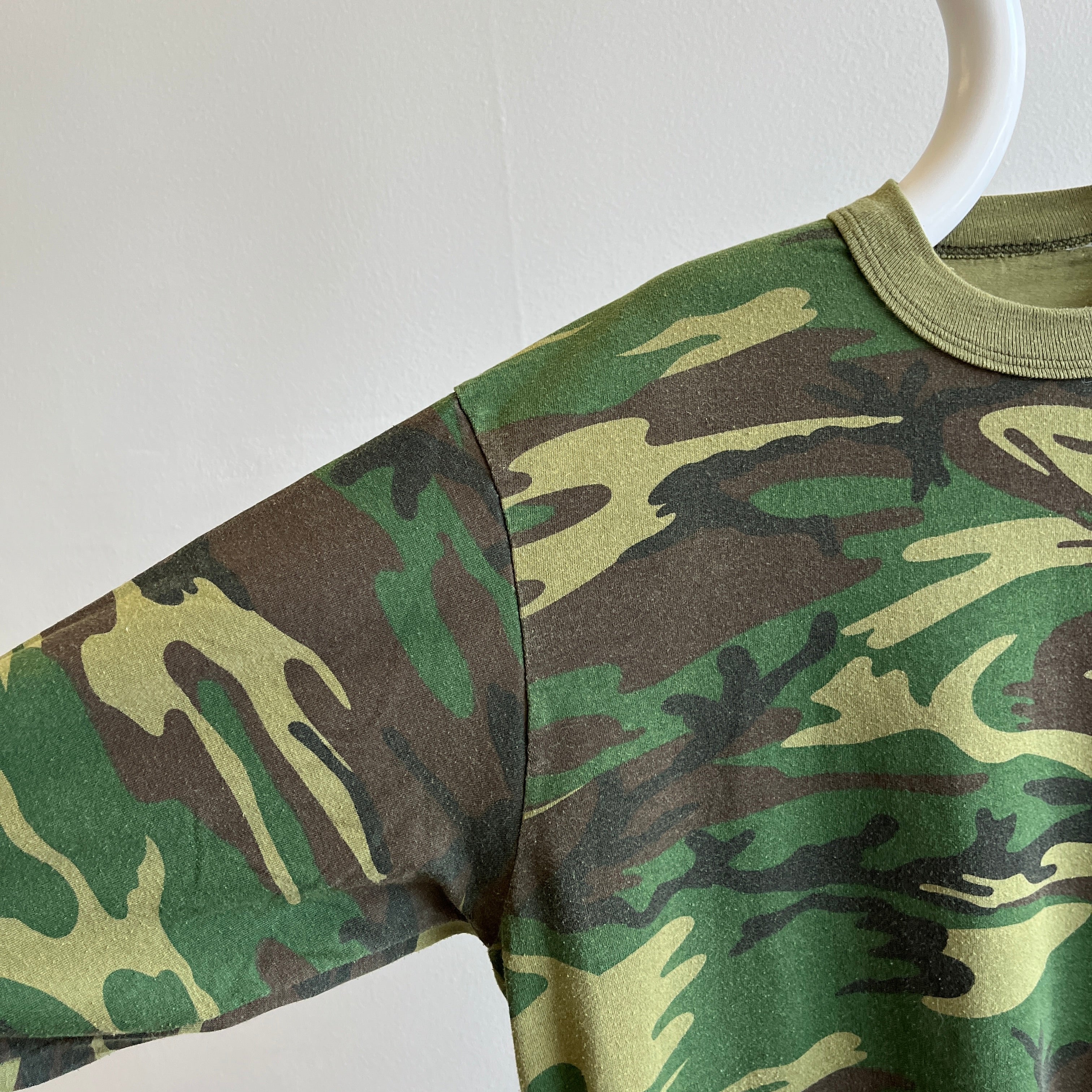 T-shirt camouflage à manches longues des années 1980