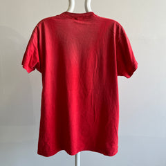 T-shirt de poche en coton rouge vierge GG des années 1980 joliment usé et taché par l'âge