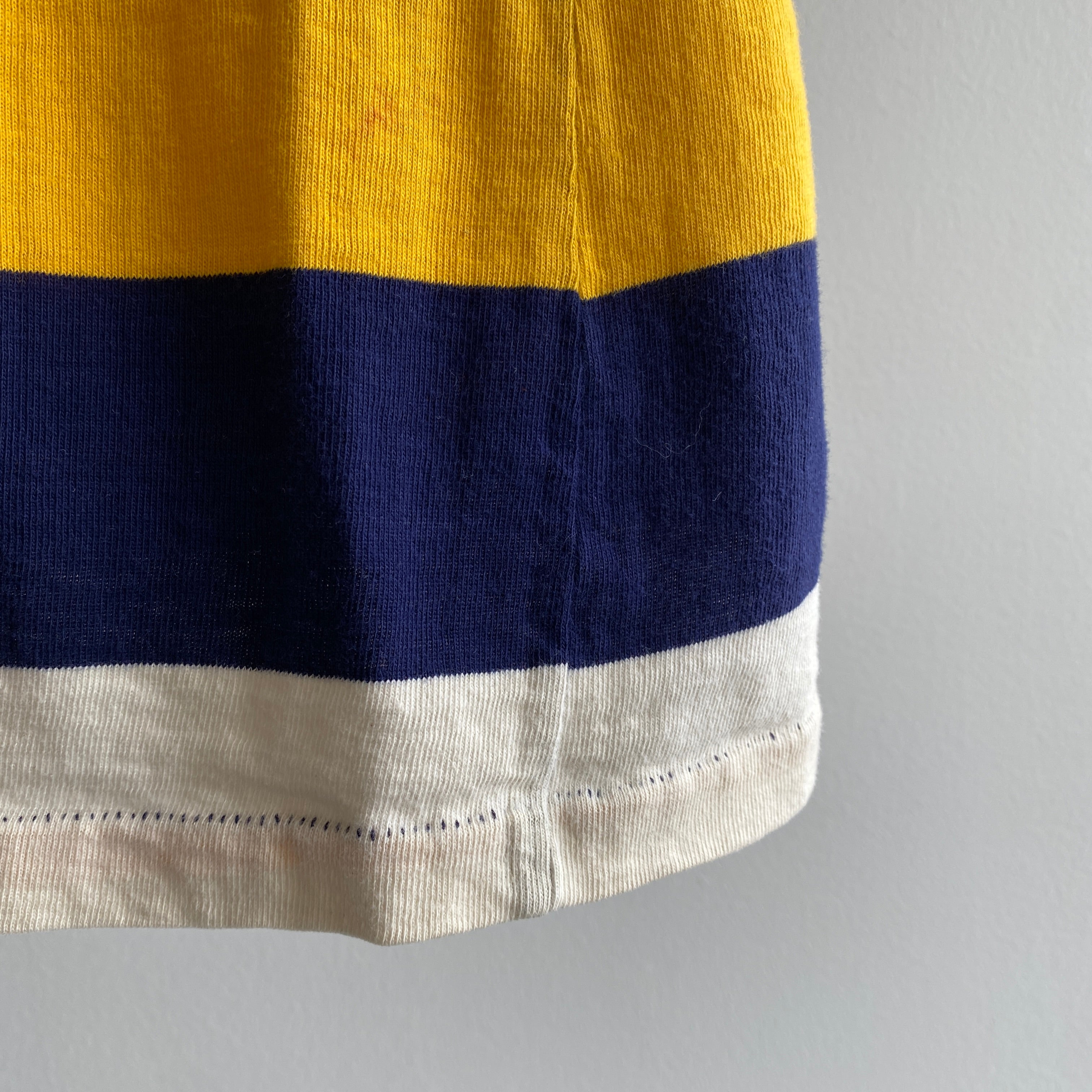 Polo en coton rayé bleu marine et jaune des années 1970 100 % coton