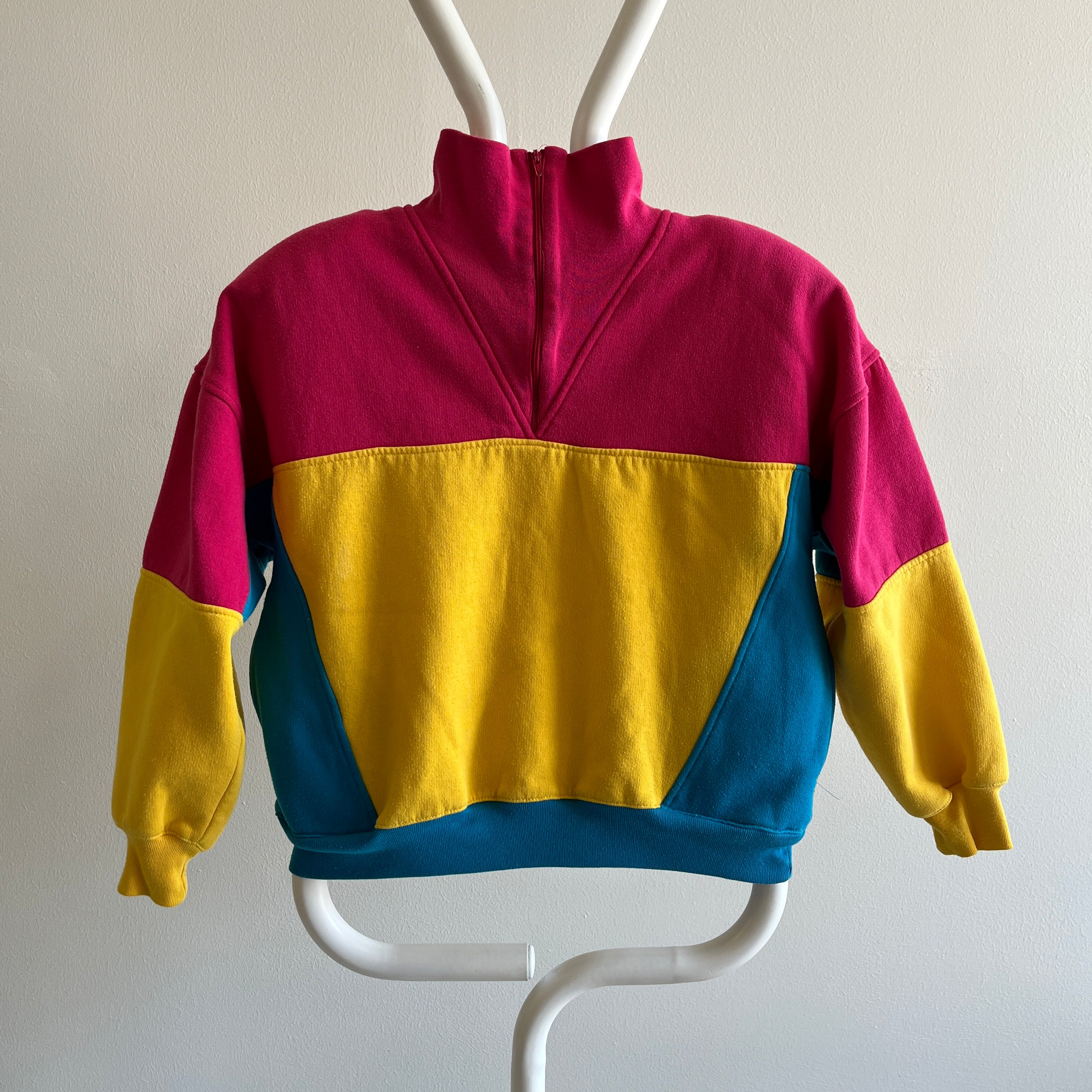 1980 s Color Block Mock Neck 1/4 Zip Rad Rad Rad Sweatshirt avec épaulettes !!