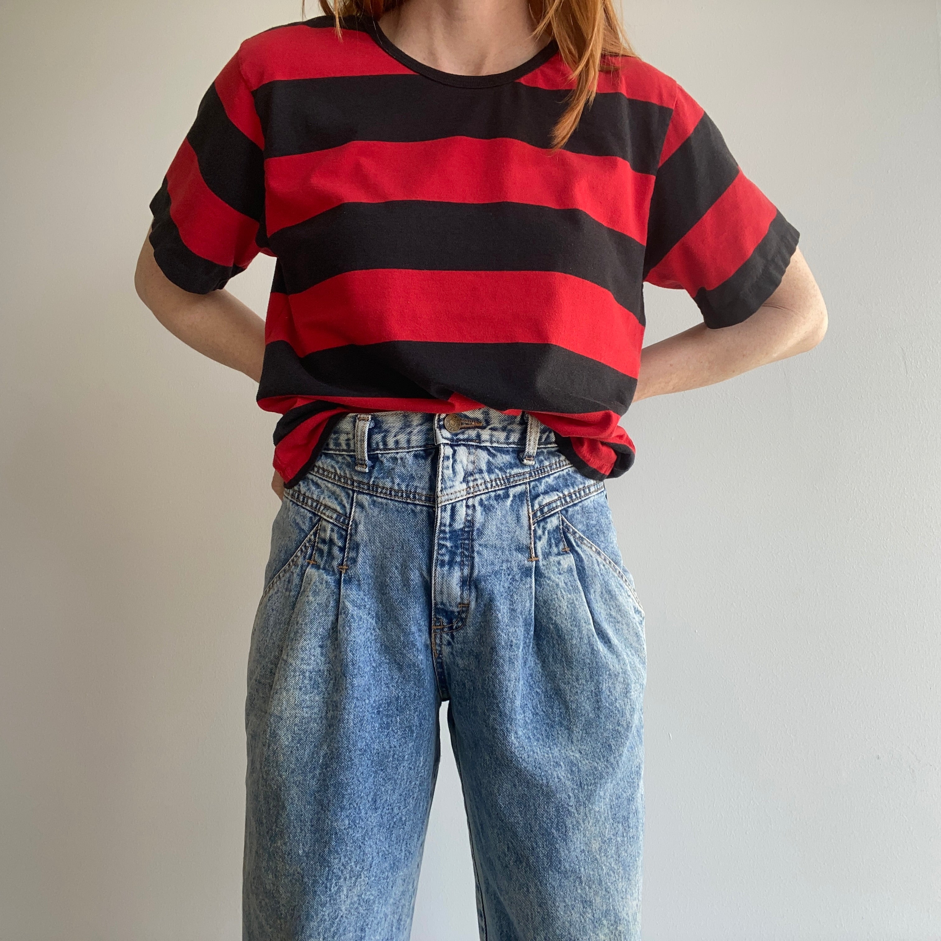 T-shirt rayé noir et rouge à col roulé des années 1990