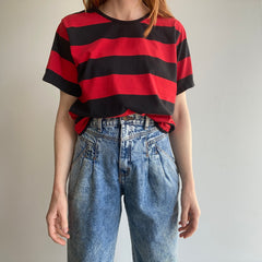 T-shirt rayé noir et rouge à col roulé des années 1990