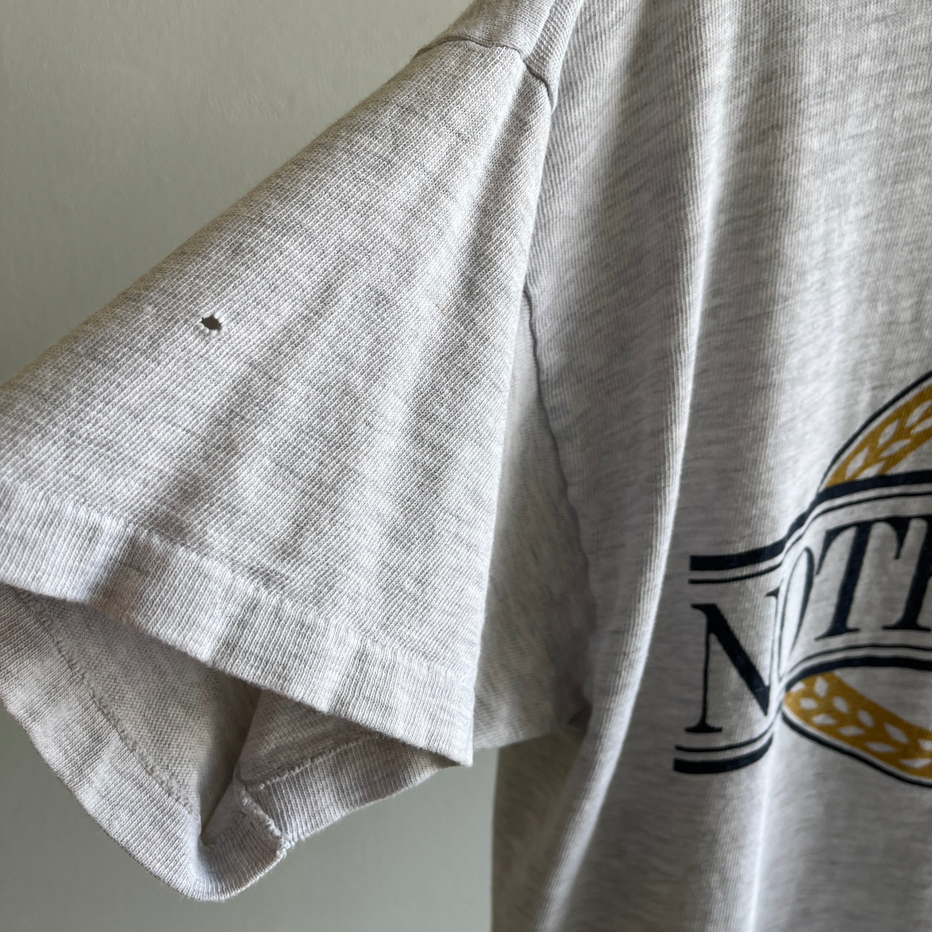 T-shirt de la marque Notre Dame Champion des années 1980 en lambeaux et déchirés - WOW