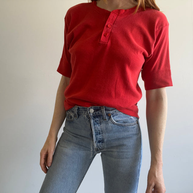 T-shirt à manches courtes Henley rouge des années 1980 par Wright's