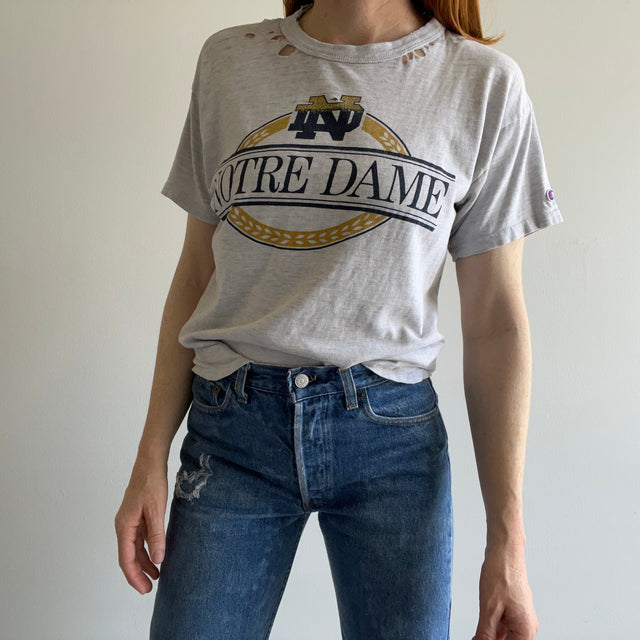 T-shirt de la marque Notre Dame Champion des années 1980 en lambeaux et déchirés - WOW