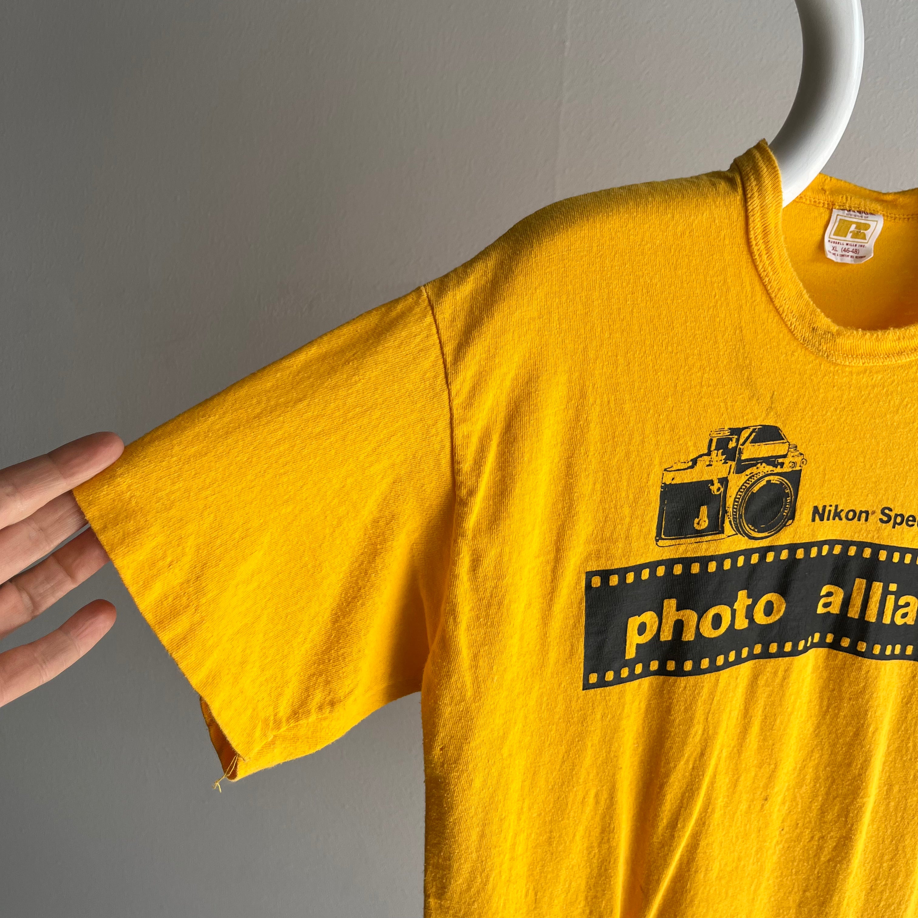 T-shirt à col roulé en coton Nikon Specialist Photo Alliance des années 1970 par Russell Brand !!