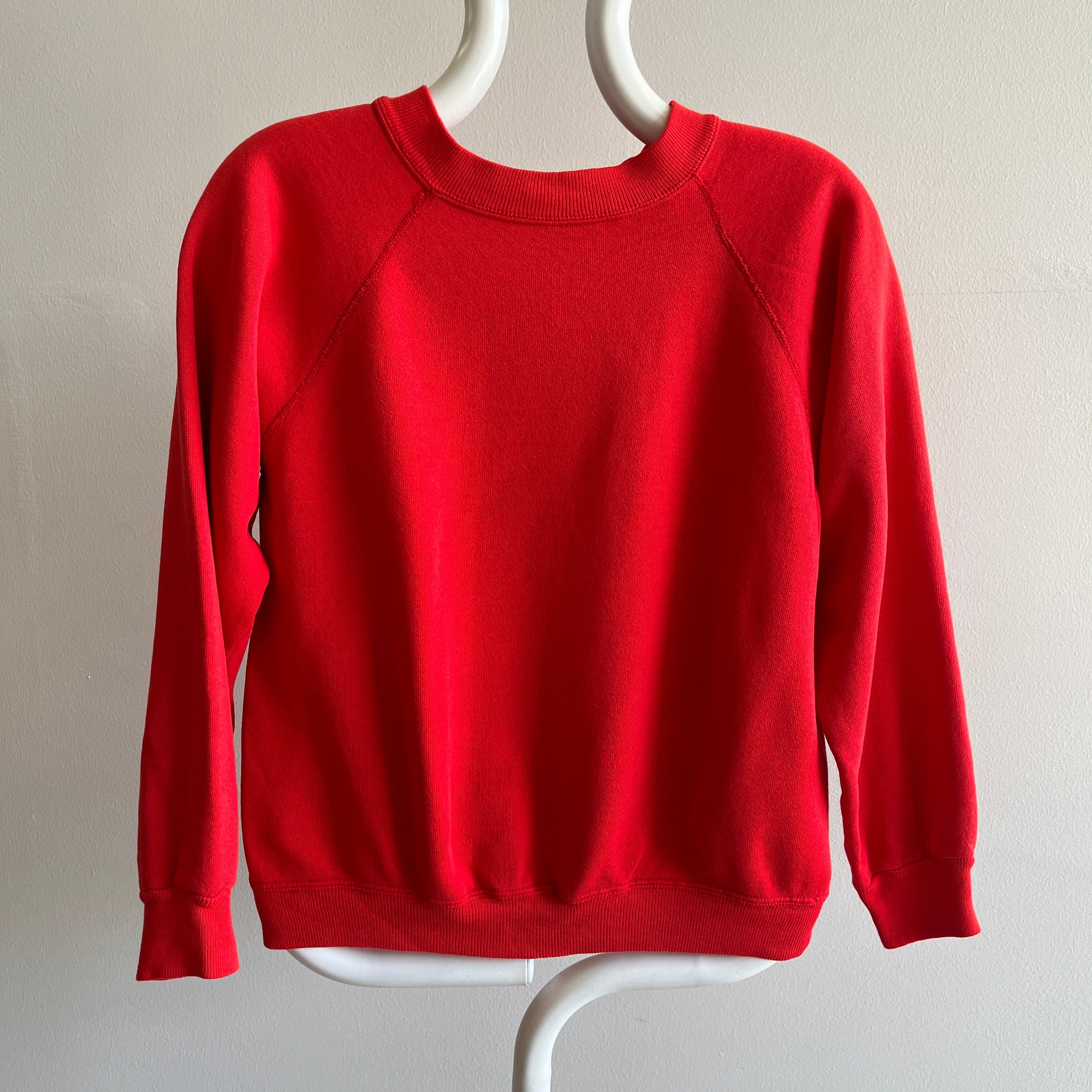 Représentation parfaite des années 1980 d'un raglan vierge, raglan rouge