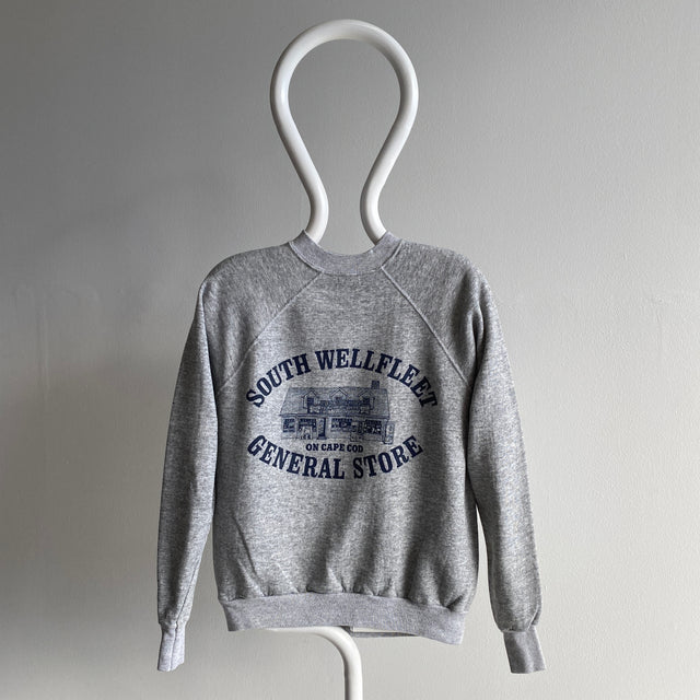 1980s South Wellfleet General Store sur Cape Cod SUPER RAD Graphic Sweatshirt