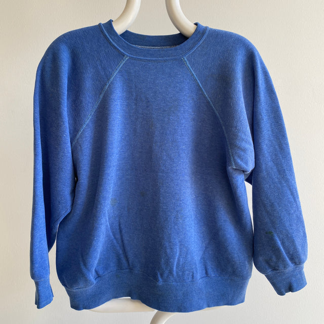 Sweat-shirt raglan bleu délavé joliment taché des années 1980