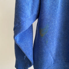 Sweat-shirt raglan bleu délavé joliment taché des années 1980