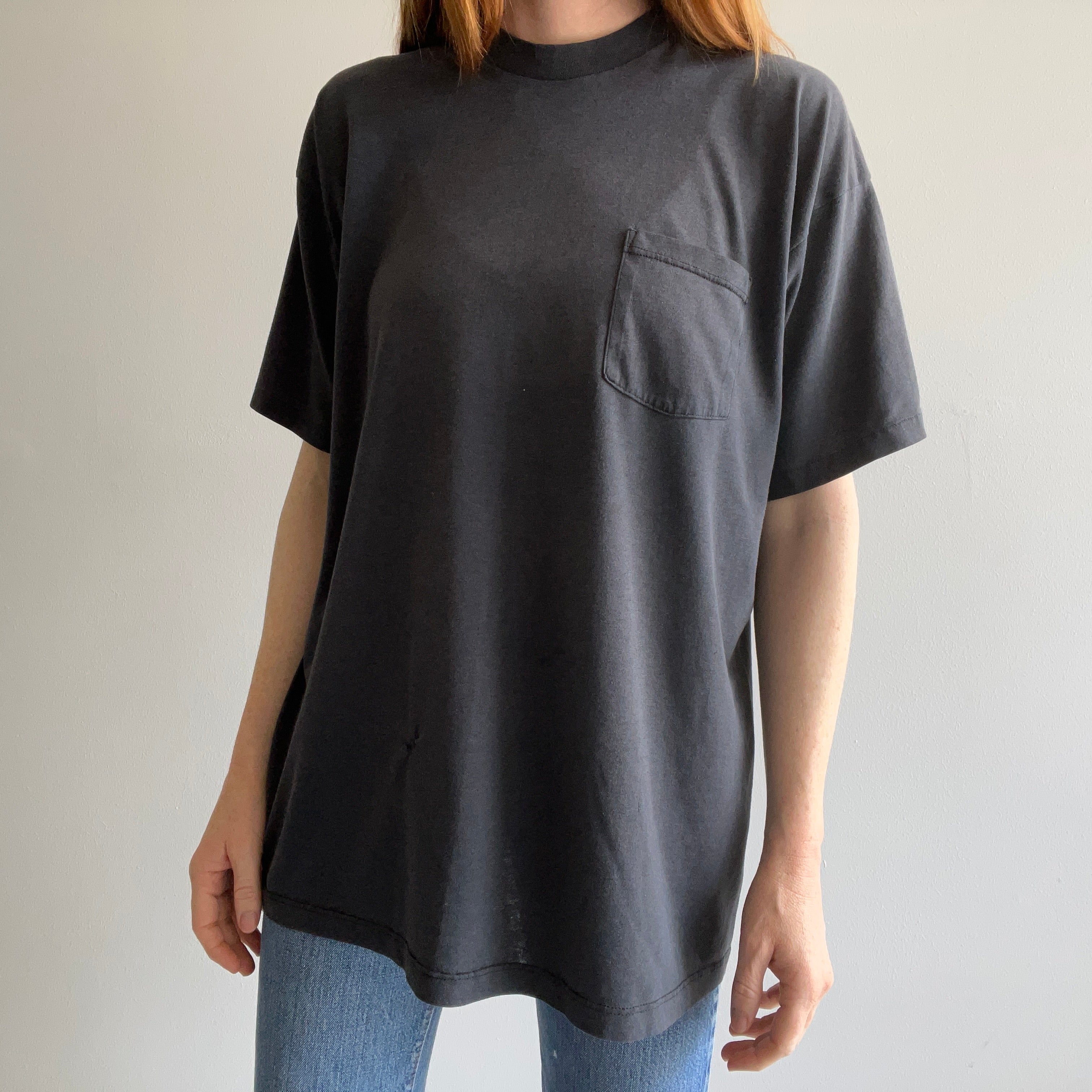 1980s EPIIIIIC Blank Black Faned and Thin 50/50 Pocket T-Shirt (The Brand) avec Mending