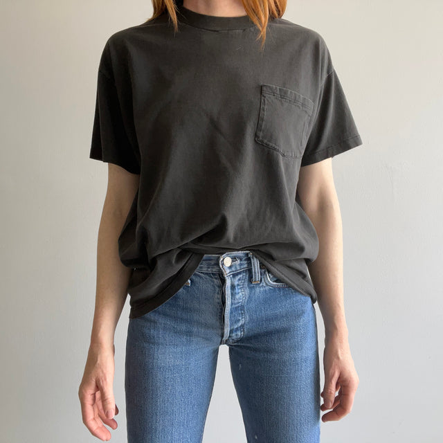 T-shirt de poche en coton noir parfaitement fané des années 1990