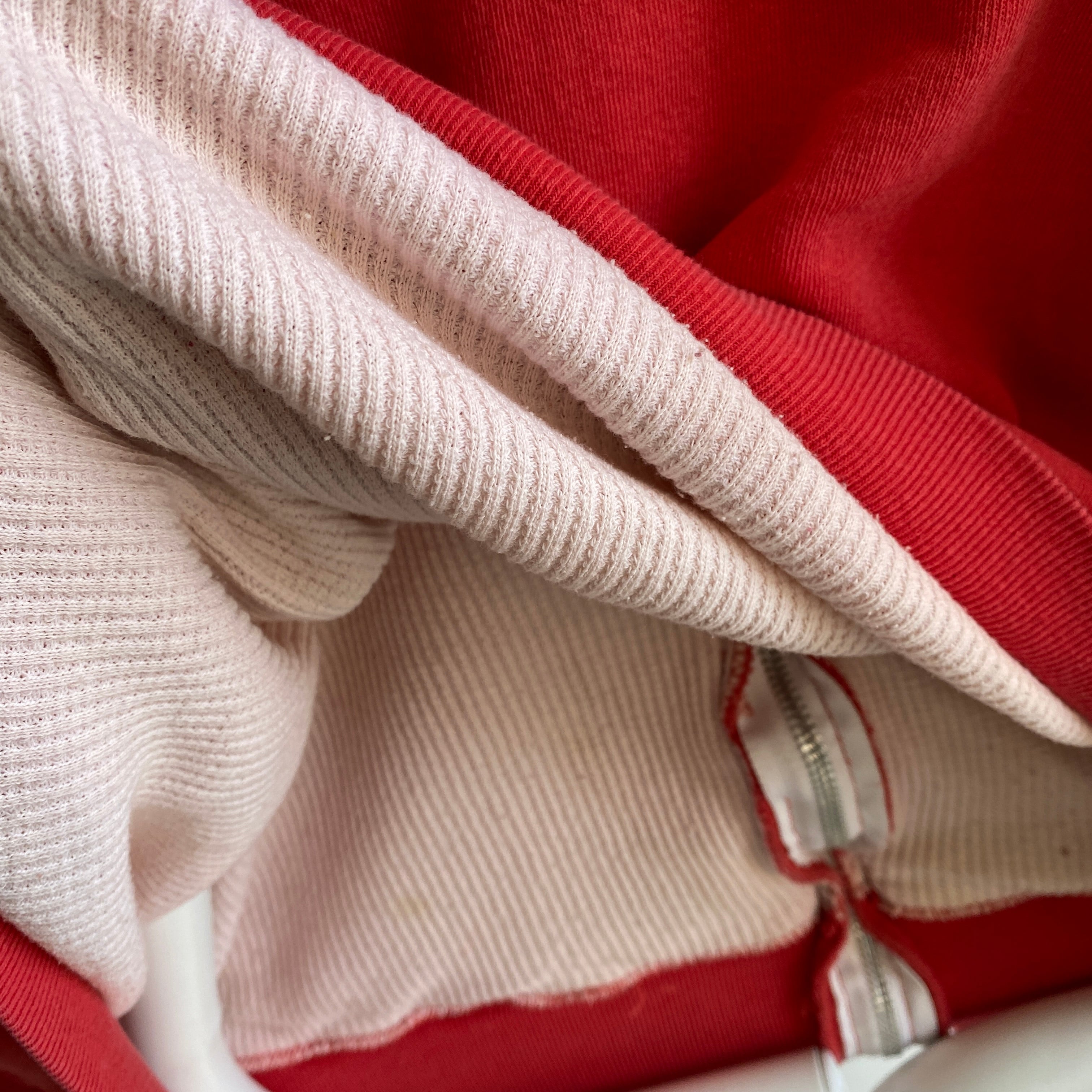 Sweat à capuche zippé isolé rouge des années 1970/80 avec une fermeture éclair contrastante