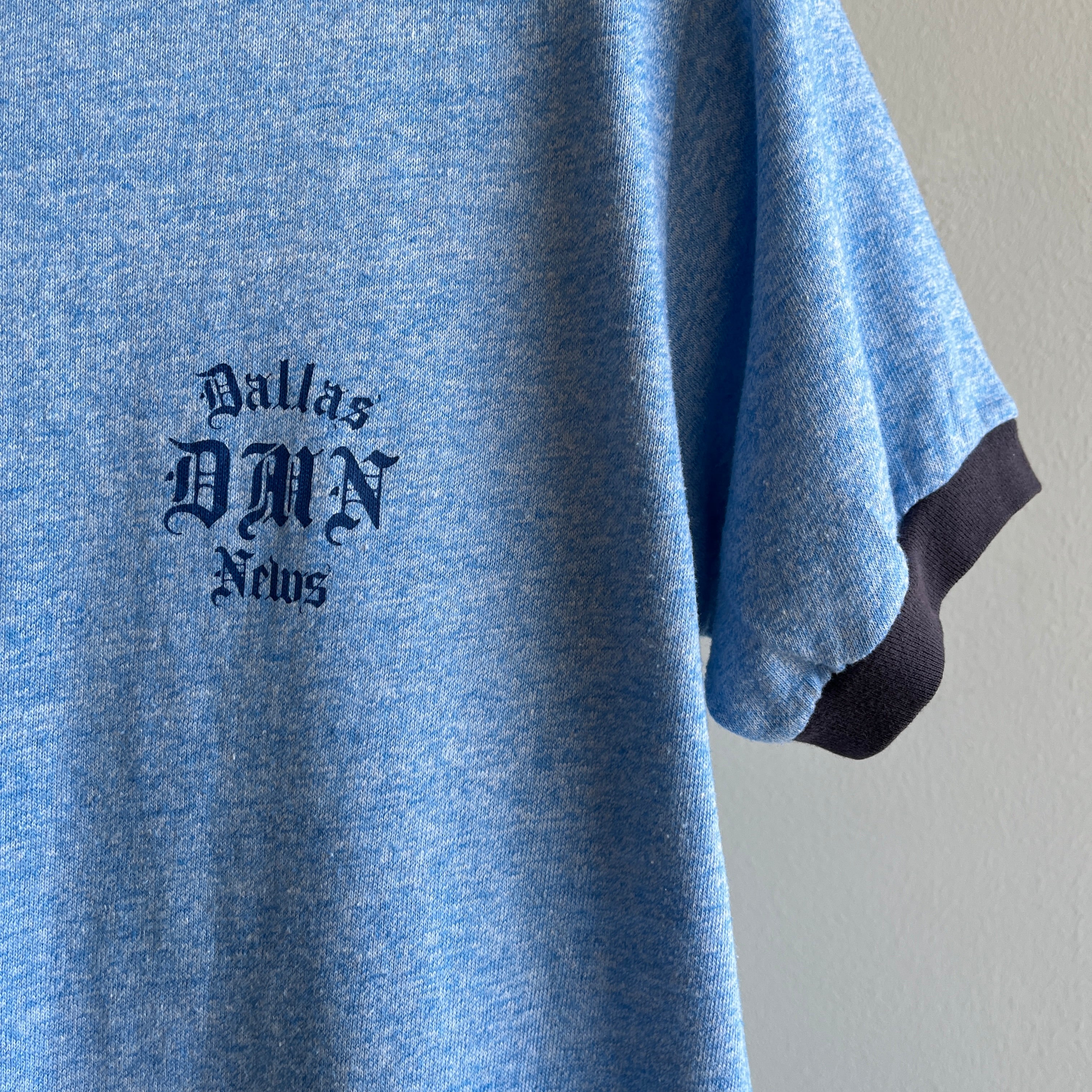 T-shirt à anneau taché de peinture Dallas News des années 1970