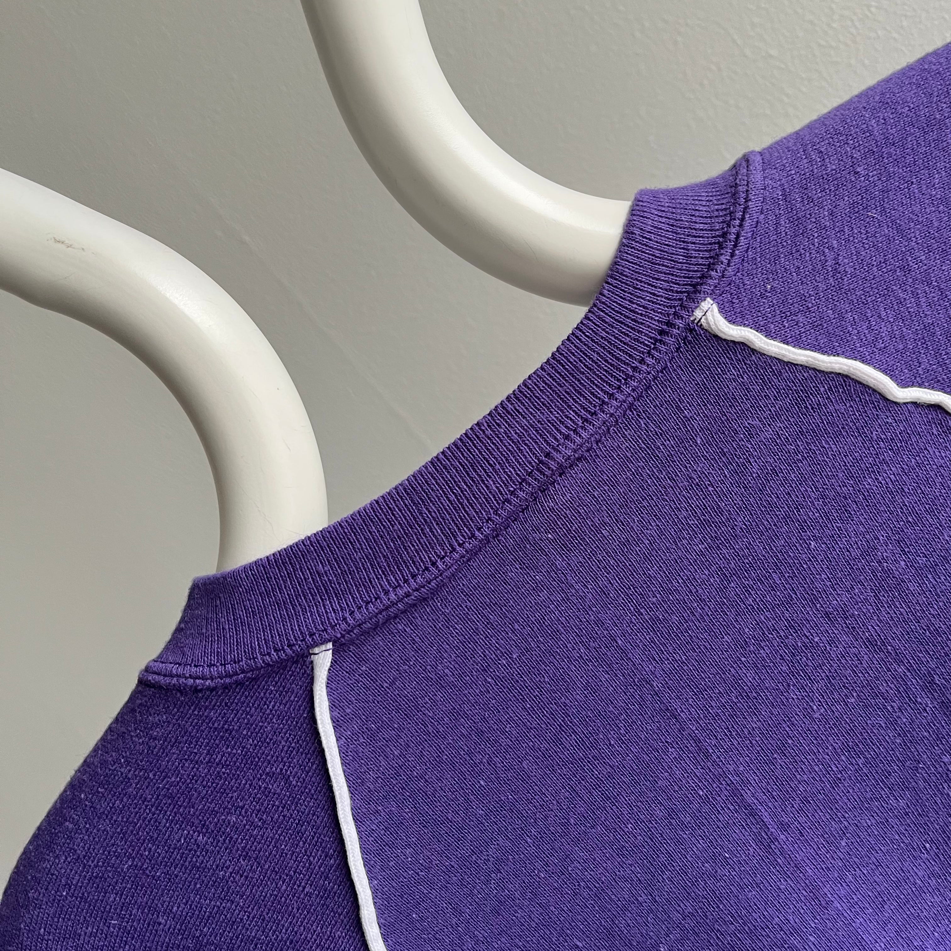 Sweat-shirt à col en V violet plus petit des années 1980 avec passepoil blanc - jamais porté