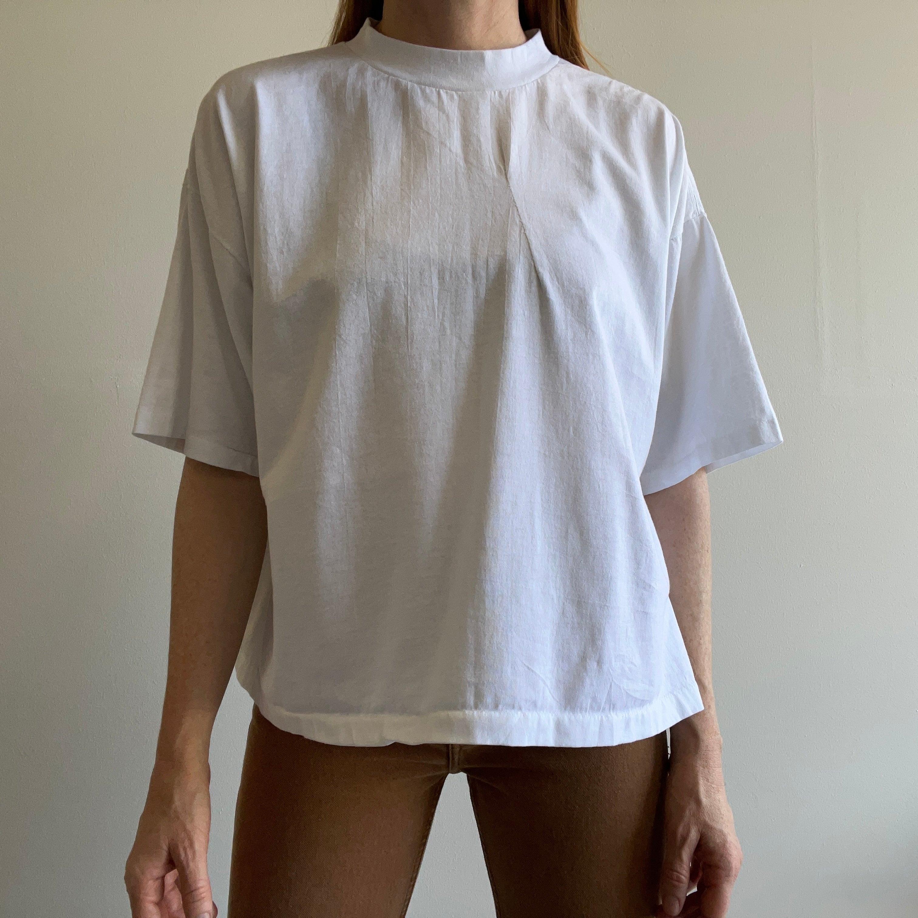 GG 1990s White Mock Neck Boxy Crop with Mending - Insolite et Cool !