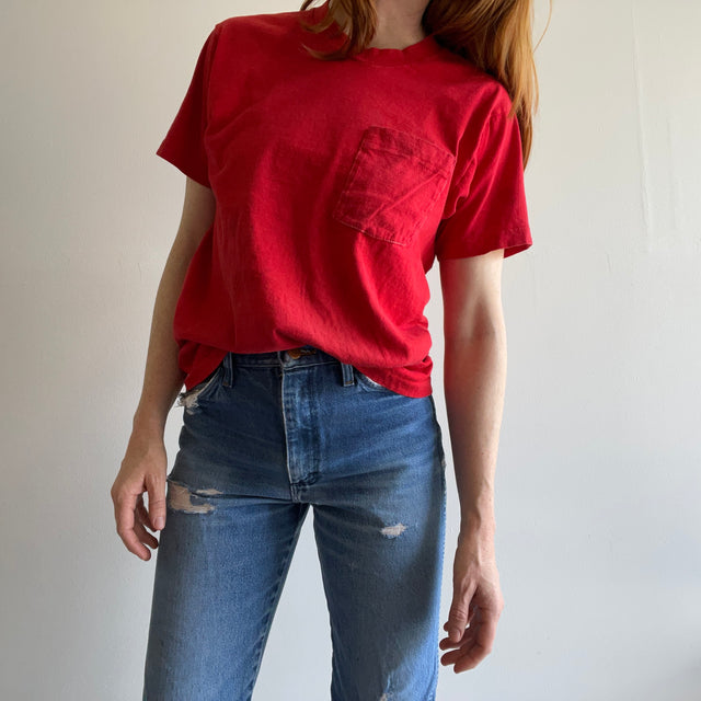 T-shirt de poche rouge vierge FOTL des années 1980 avec coutures contrastées